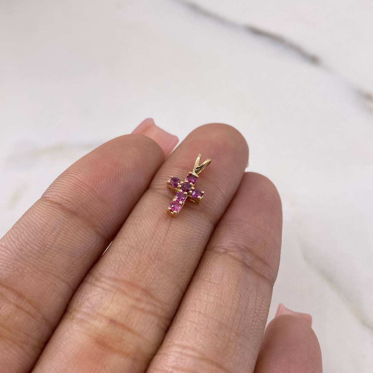 Dije Cruz 0.5gr / 1.4cm / Rubíes 22pts Oro Amarillo 18K &