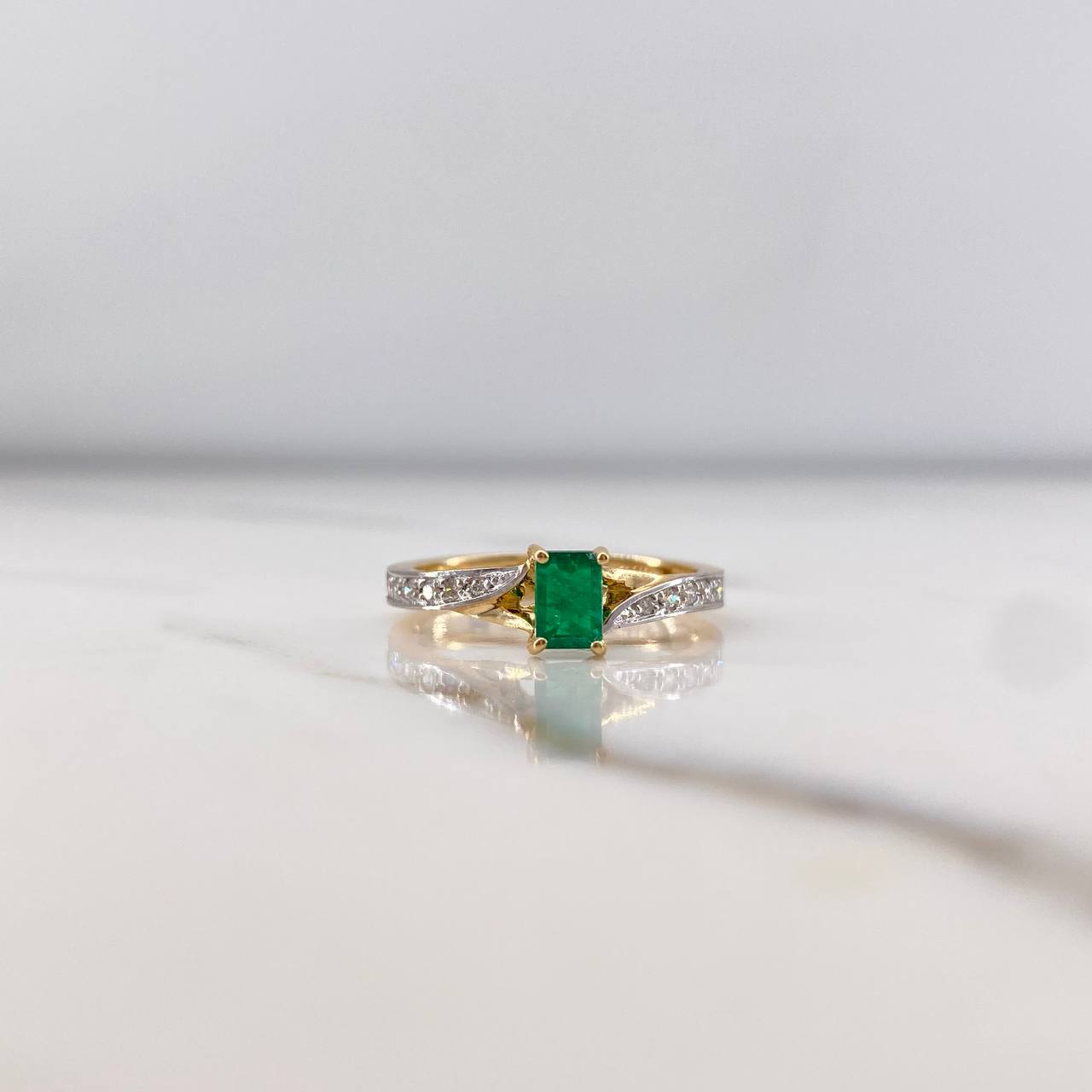 Anillo Rectangulo Linea Invertida 2.55gr / T7 / Esmeralda 29pts Diamantes12pts Oro Amarillo 18K (Joya) &