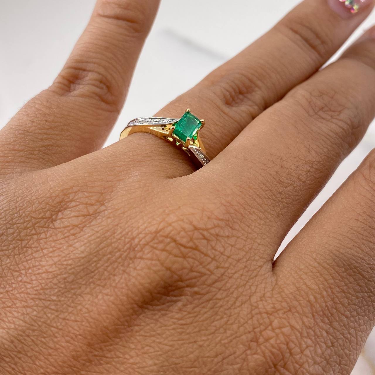 Anillo Rectangulo Linea Invertida 2.55gr / T7 / Esmeralda 29pts Diamantes12pts Oro Amarillo 18K (Joya) &
