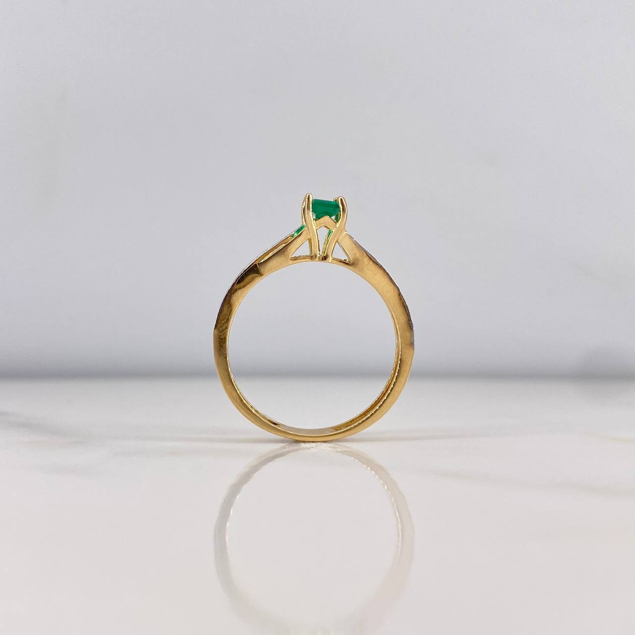 Anillo Rectangulo Linea Invertida 2.55gr / T7 / Esmeralda 29pts Diamantes12pts Oro Amarillo 18K (Joya) &
