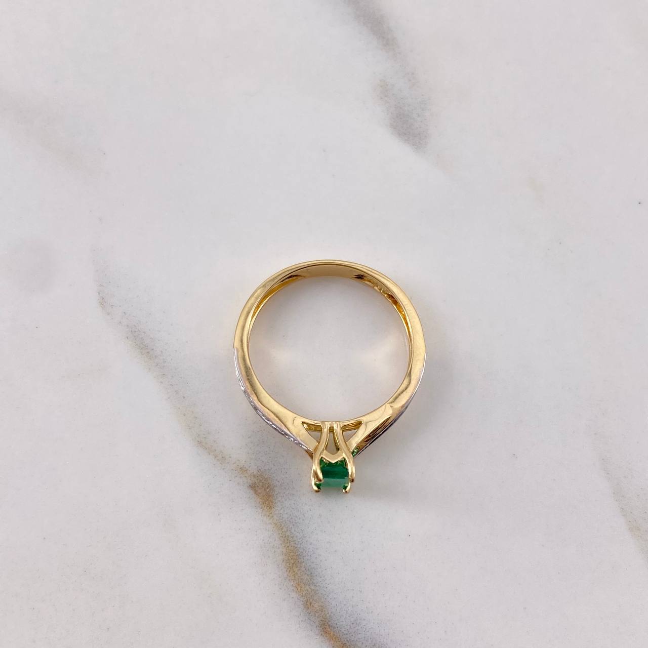 Anillo Rectangulo Linea Invertida 2.55gr / T7 / Esmeralda 29pts Diamantes12pts Oro Amarillo 18K (Joya) &