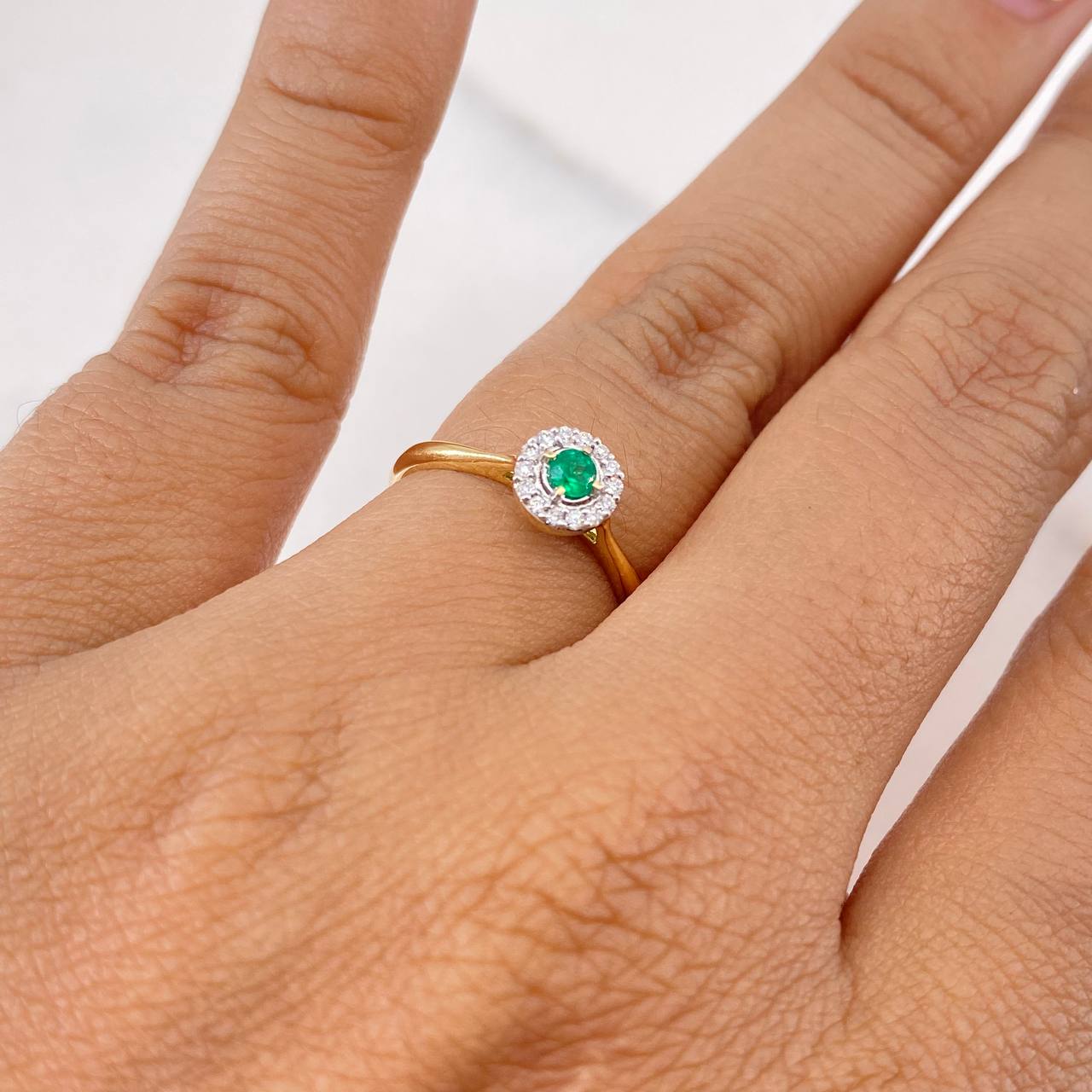 Anillo Solitario Halo 1.75gr / T5 / Esmeralda 08pts Diamantes 07pts Oro Amarillo 18K (Joya) &