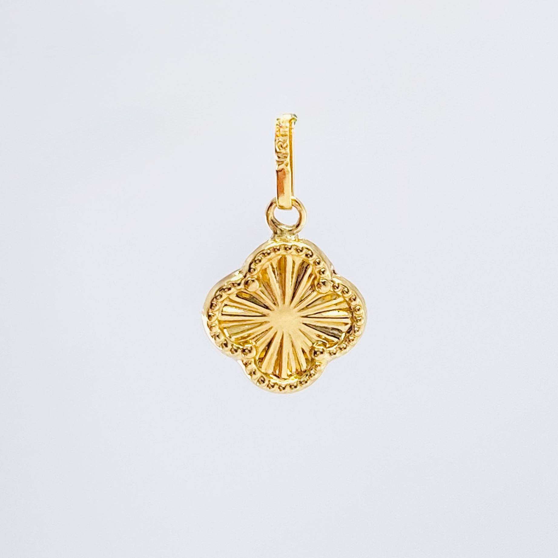Dije Trebol Dorado 0.6gr / 1.8cm / Oro Amarillo 18K ©