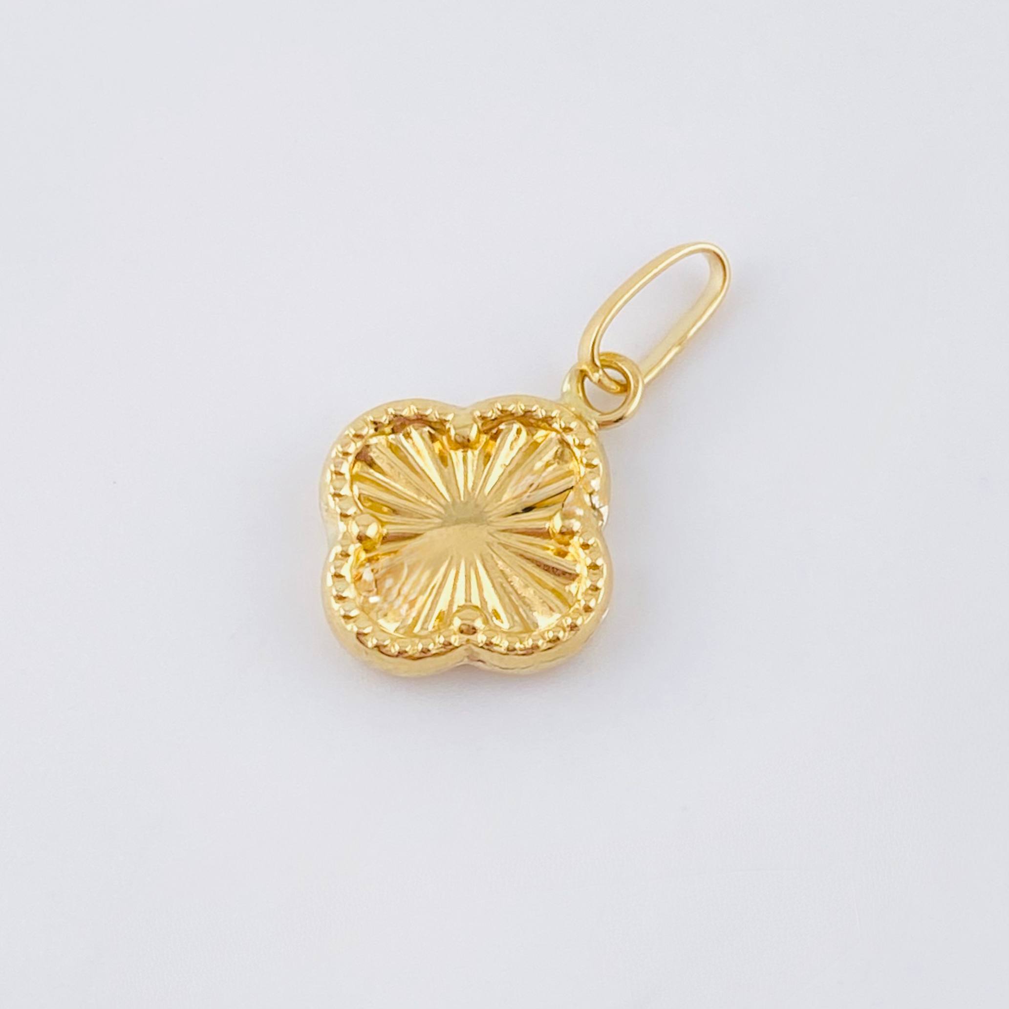 Dije Trebol Dorado 0.6gr / 1.8cm / Oro Amarillo 18K ©