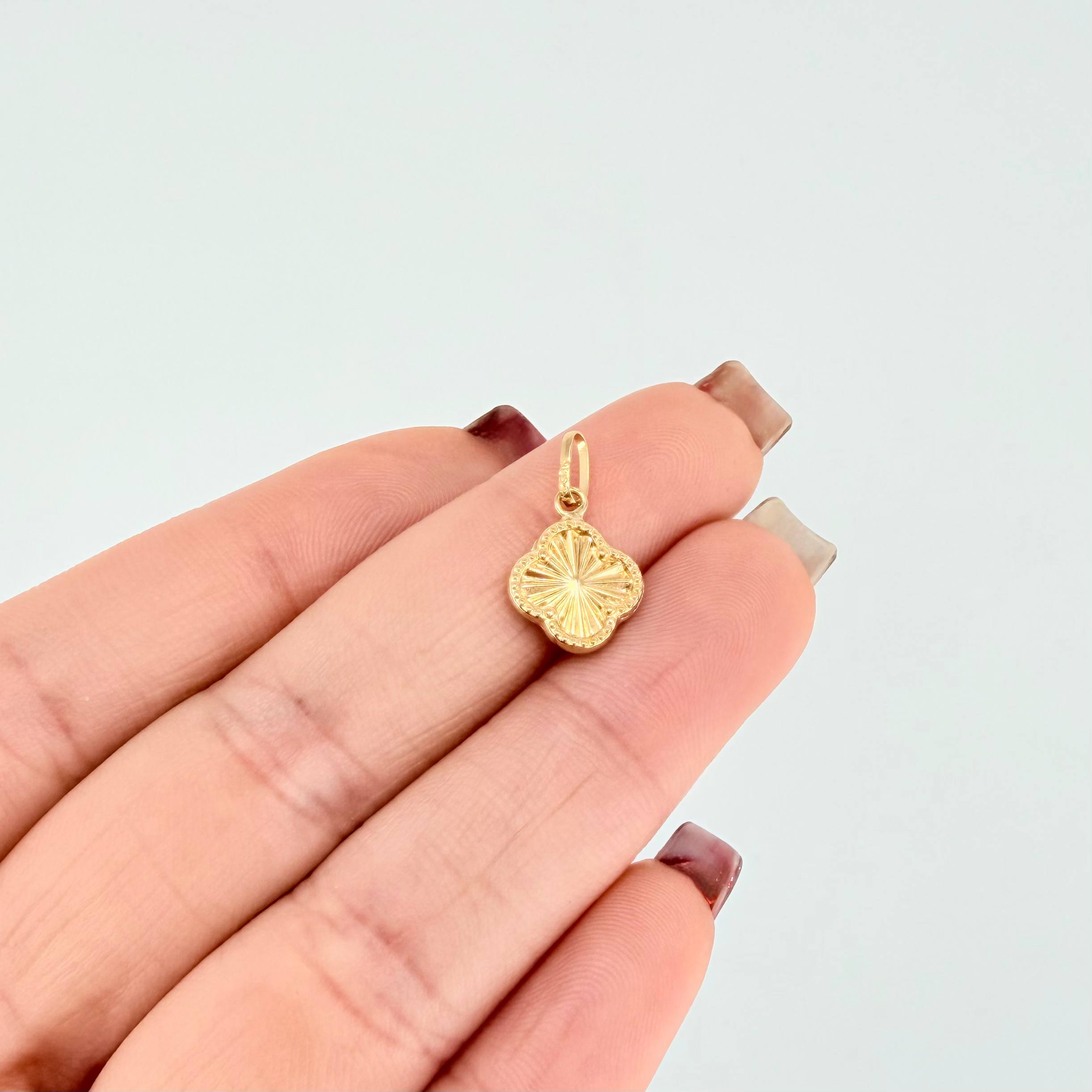 Dije Trebol Dorado 0.6gr / 1.8cm / Oro Amarillo 18K ©