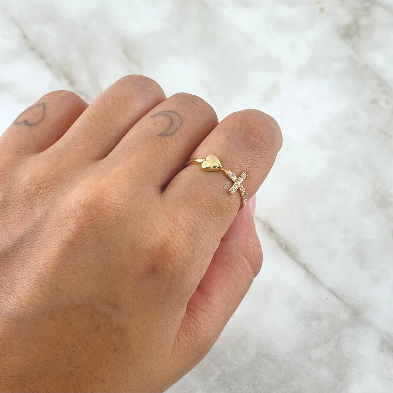 Anillo Cruz Corazón Liso 1.15gr / T7 1/4 / Circones Blancos Oro Amarillo 18K ©