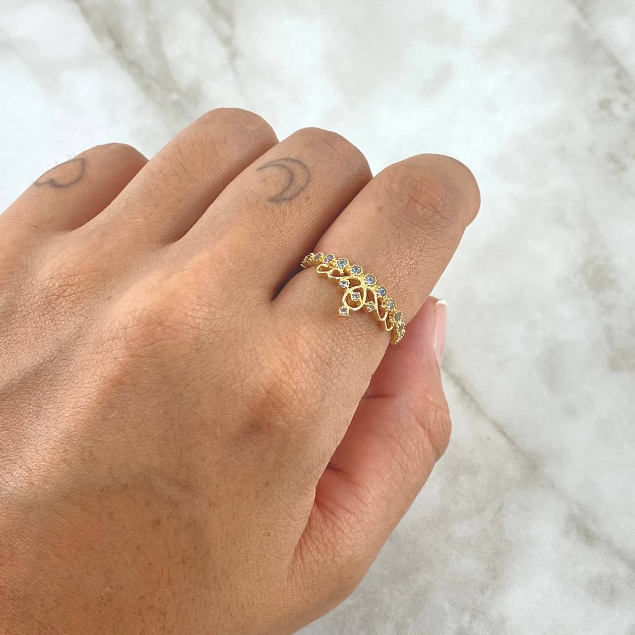 Anillo Corona Oleada 1.85gr / T7 1/2 / Circones Azul Celeste Oro Amarillo 18K ©