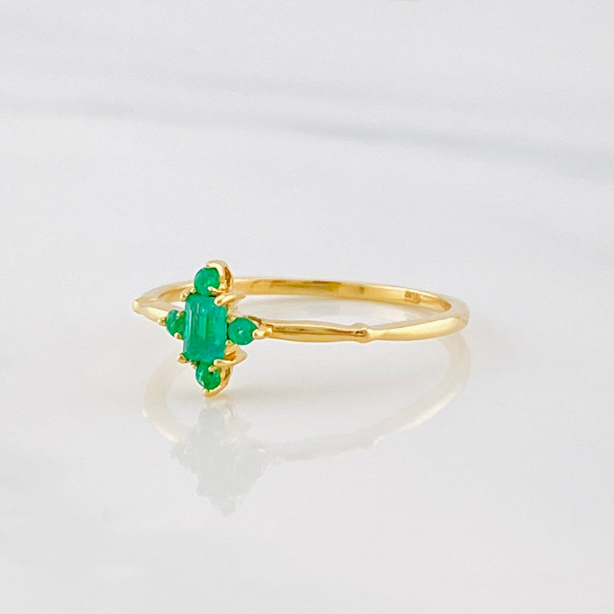 Anillo Flor Imperial Esmeraldas 19pts 1.2g / T6 Oro Amarillo 18K