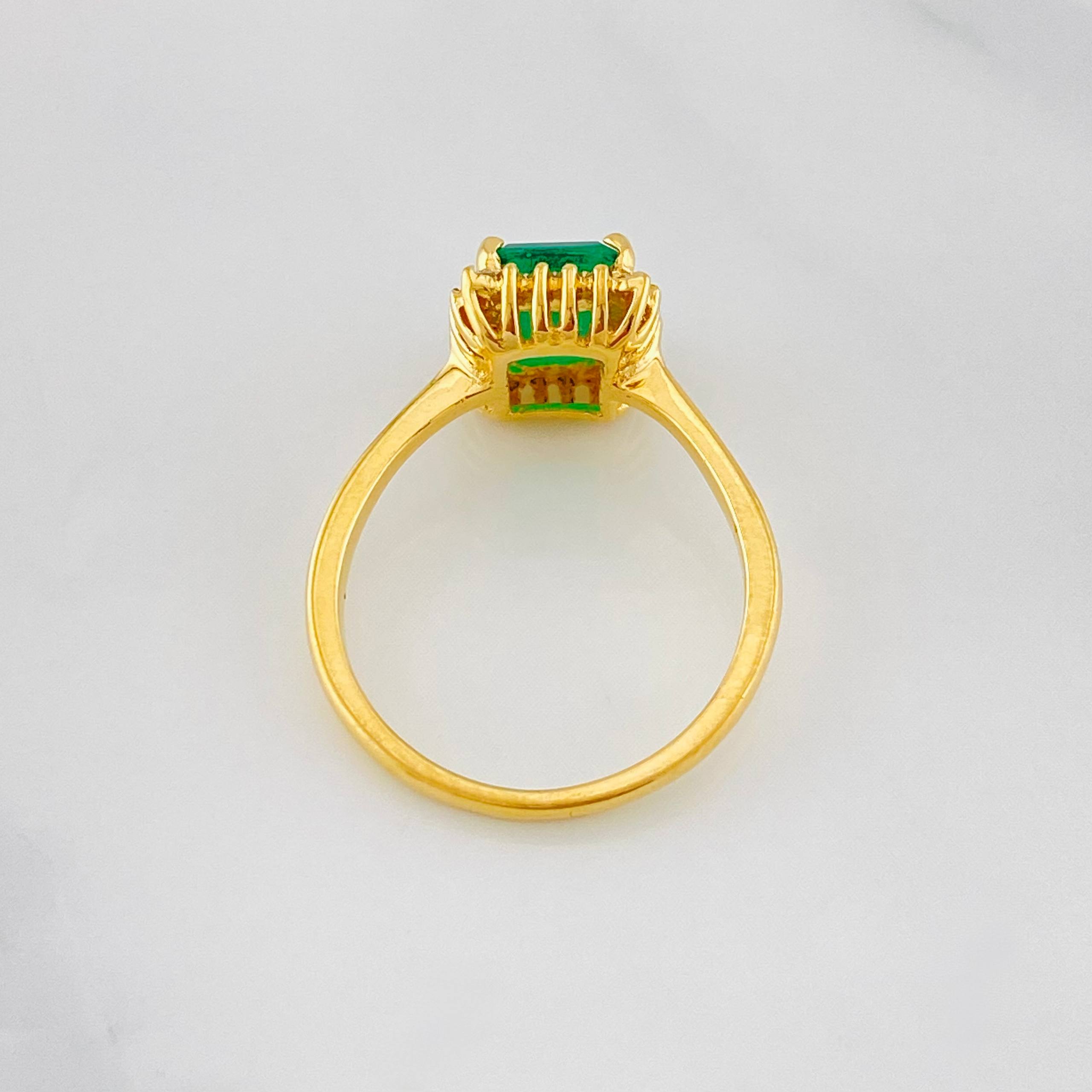 Anillo Solitario Cuadrado Esmeralda 1.67qts Diamantes 15pts 3.1g / T6 Oro Amarillo 18K