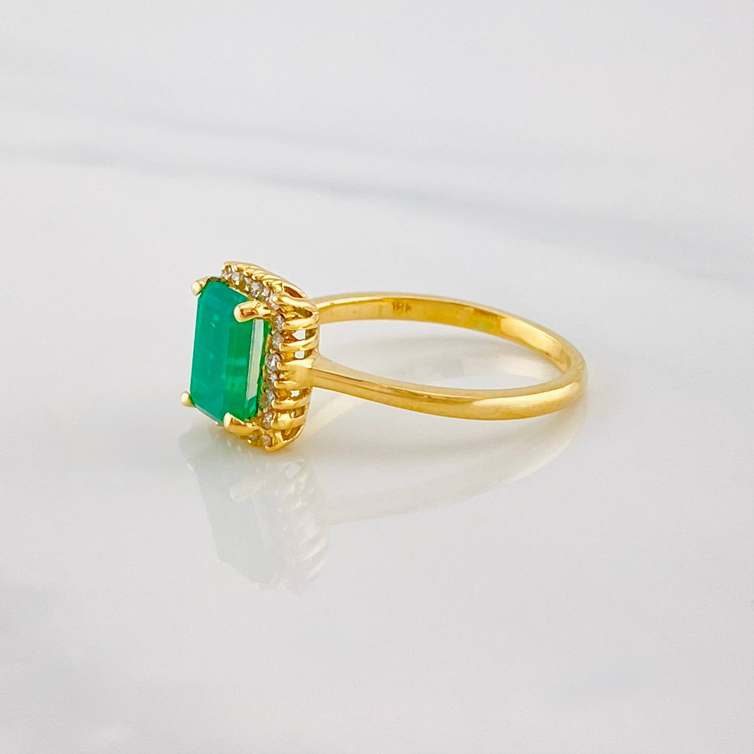 Anillo Solitario Cuadrado Esmeralda 1.67qts Diamantes 15pts 3.1g / T6 Oro Amarillo 18K