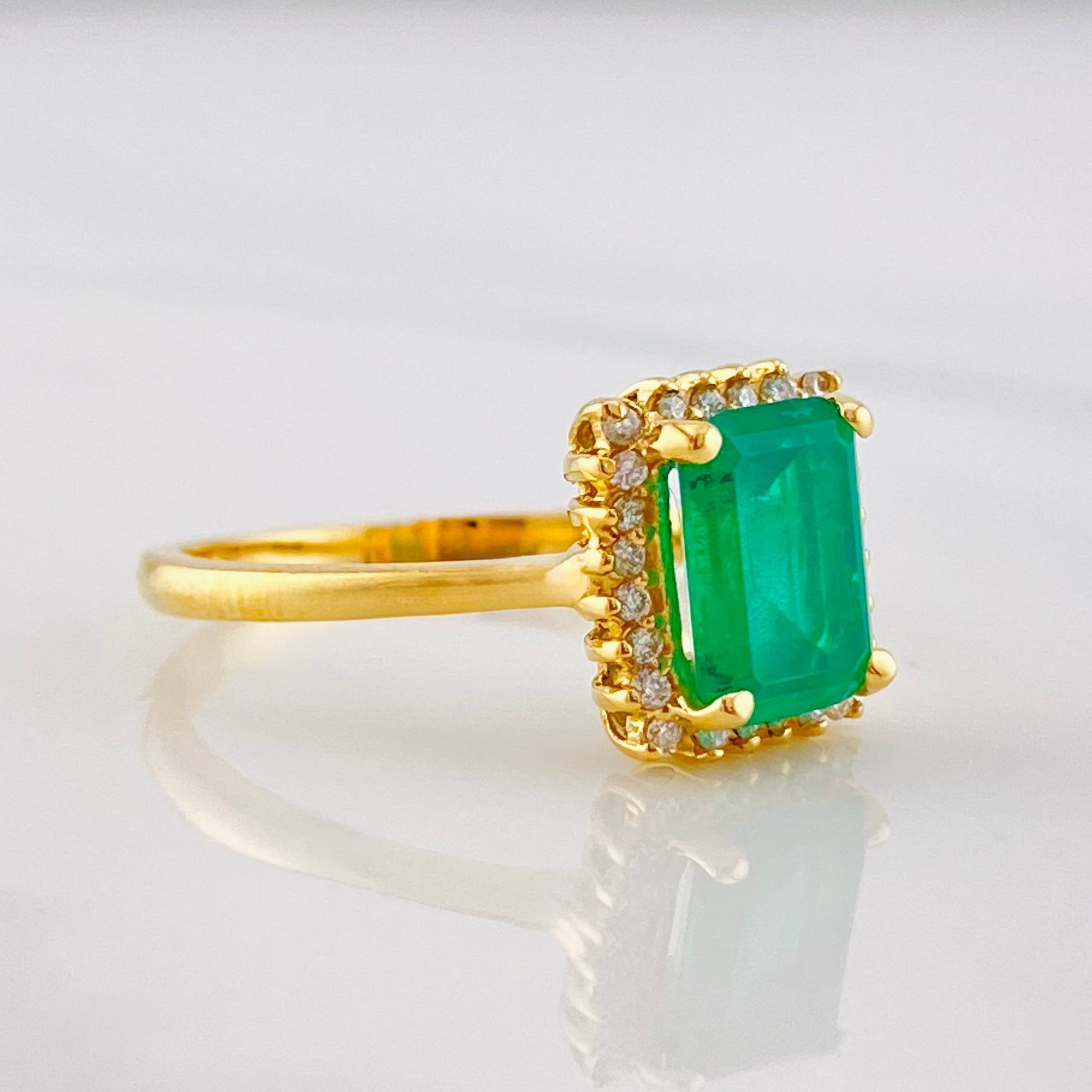 Anillo Solitario Cuadrado Esmeralda 1.67qts Diamantes 15pts 3.1g / T6 Oro Amarillo 18K