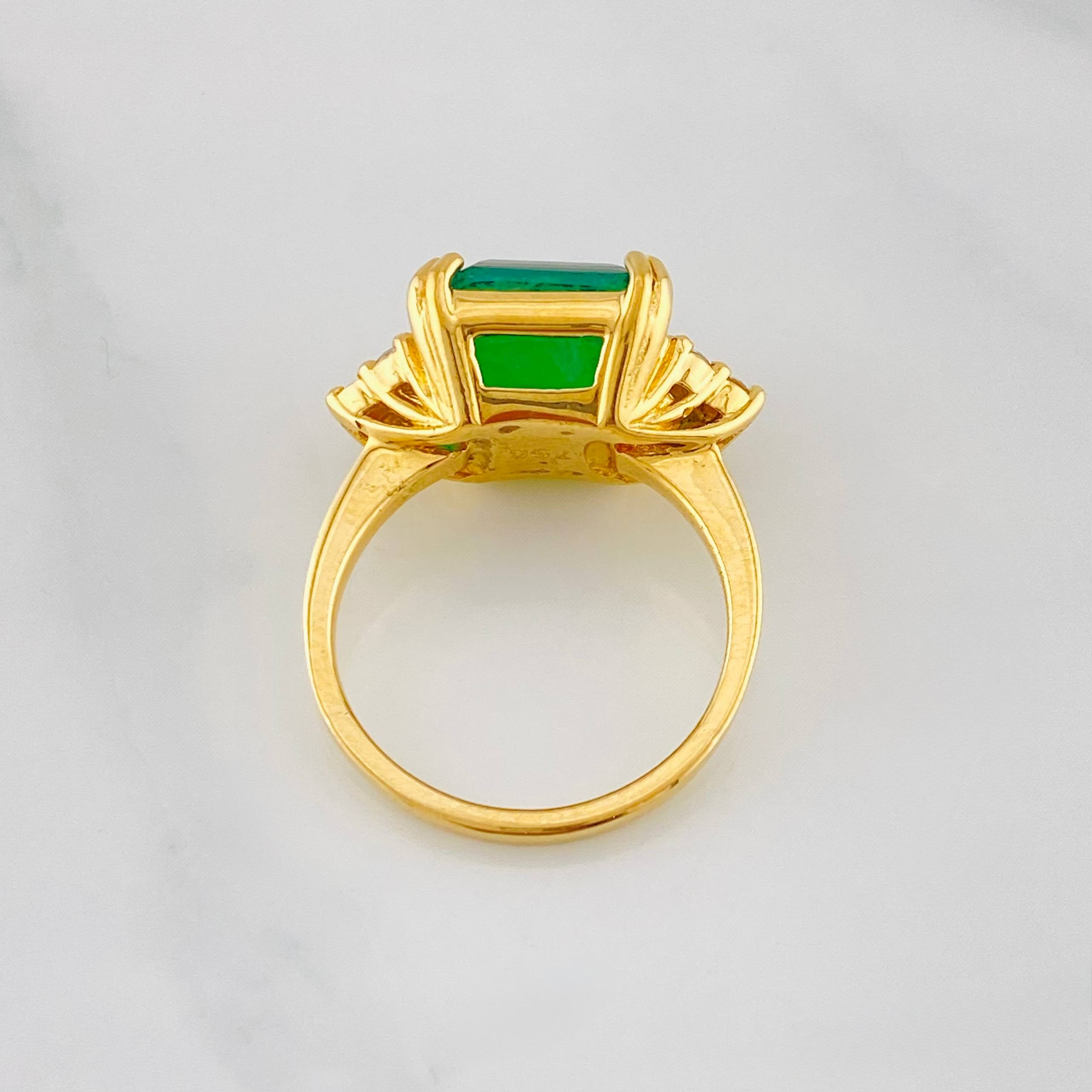 Anillo Cuadrado Imperial Esmeralda 3.7qts Diamantes 12pts 6.15g / T6 1/4 Oro Amarillo 18K