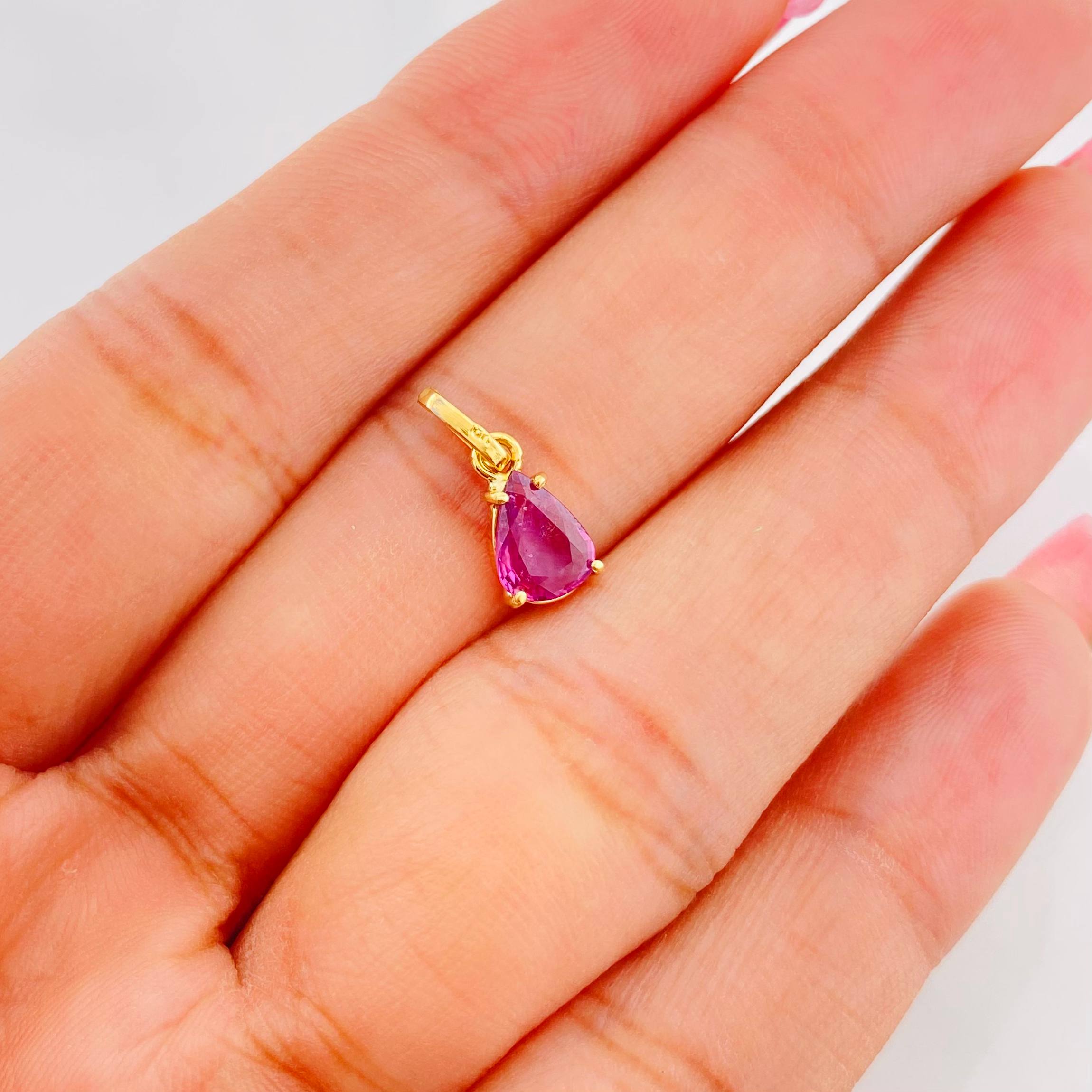 Dije Lagrima Rubí 84pts 0.65g / 1.5cm Oro Amarillo 18K