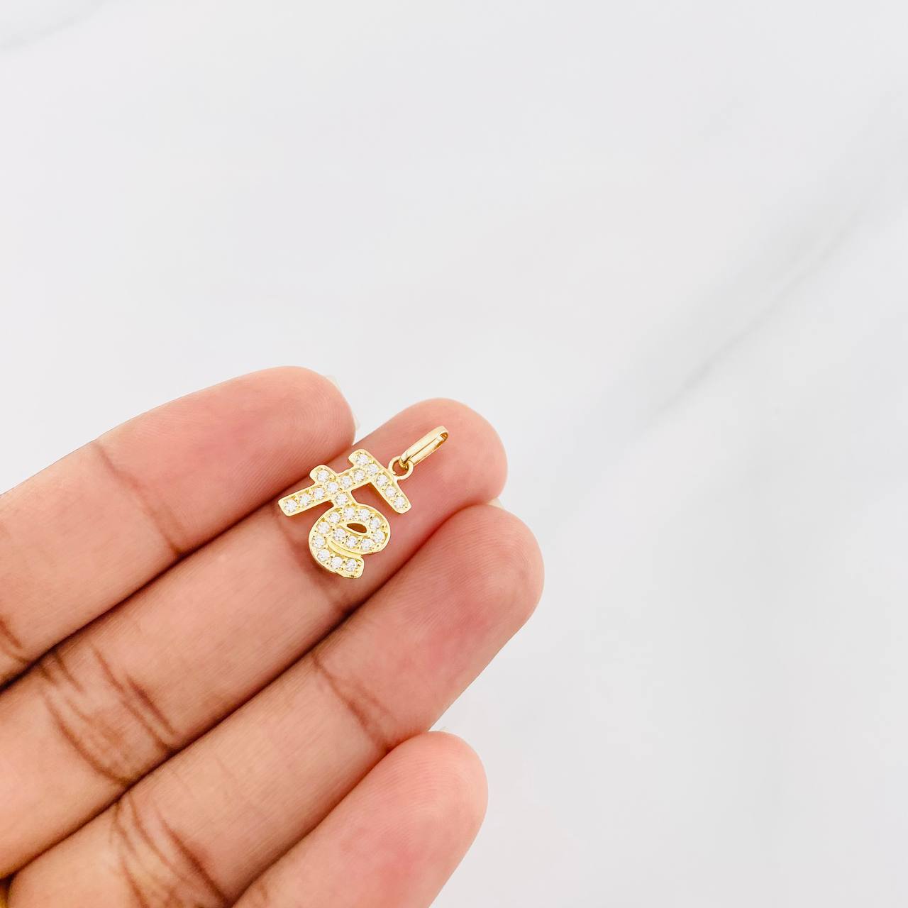 Dije Fe 1.3g / 2cm Oro Amarillo 18K