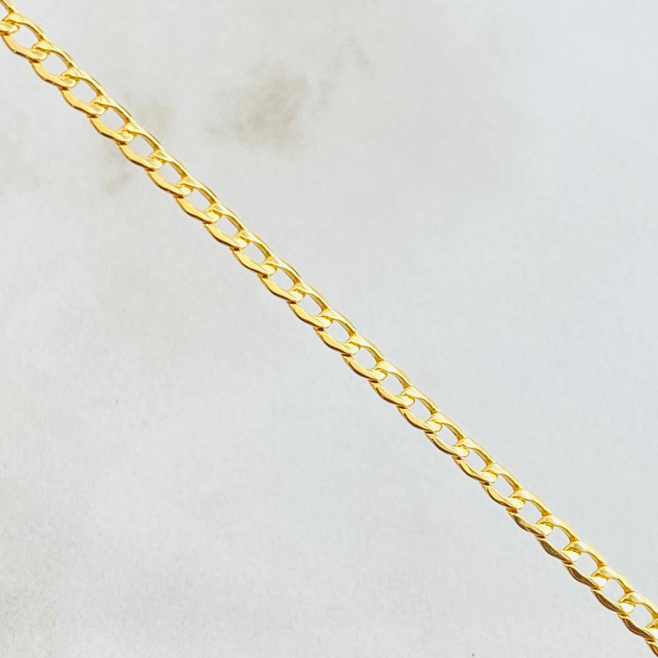 Pulso Cubano 1.55gr / 19cm / 2.4mm Oro Amarillo +1 18K