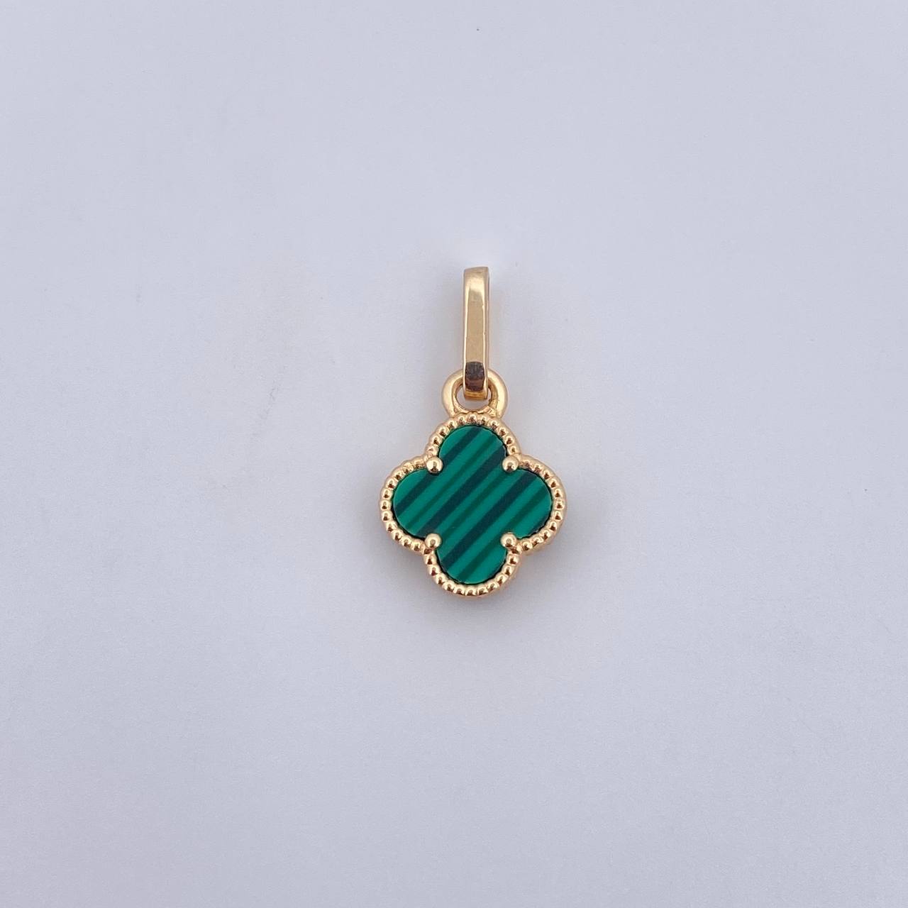 Dije Trebol 0.95gr / 1.7cm / Malaquita Verde Oro Amarillo Nac.Esp. 18K $