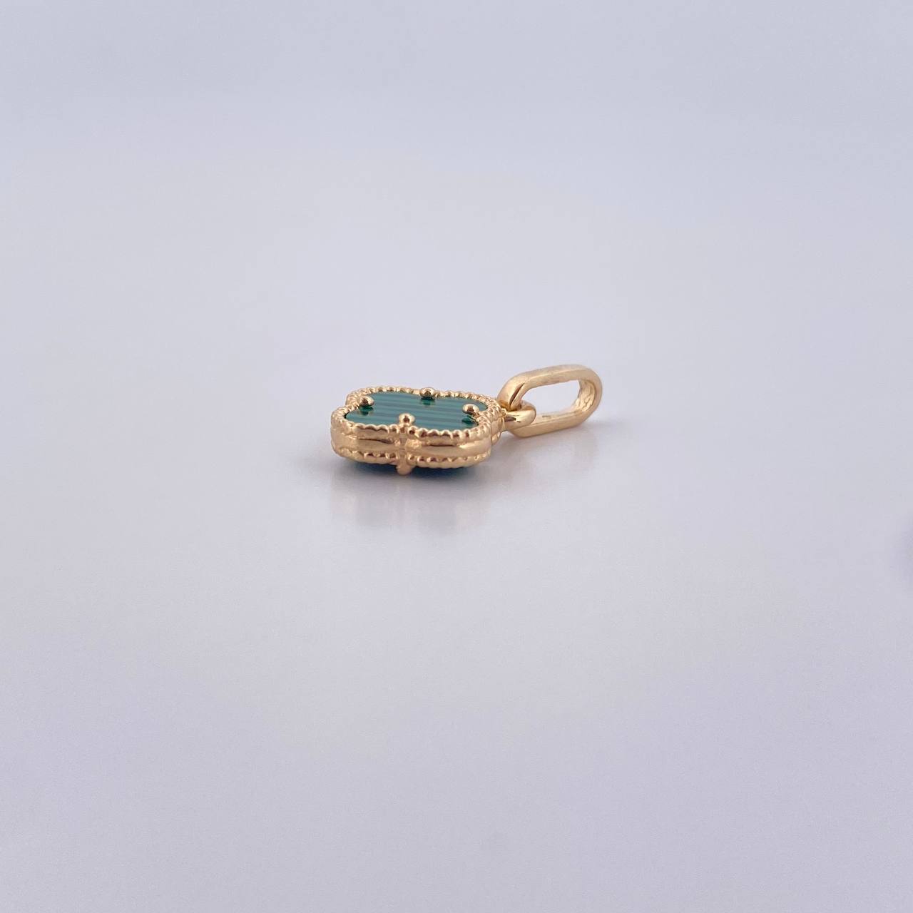 Dije Trebol 0.95gr / 1.7cm / Malaquita Verde Oro Amarillo Nac.Esp. 18K $
