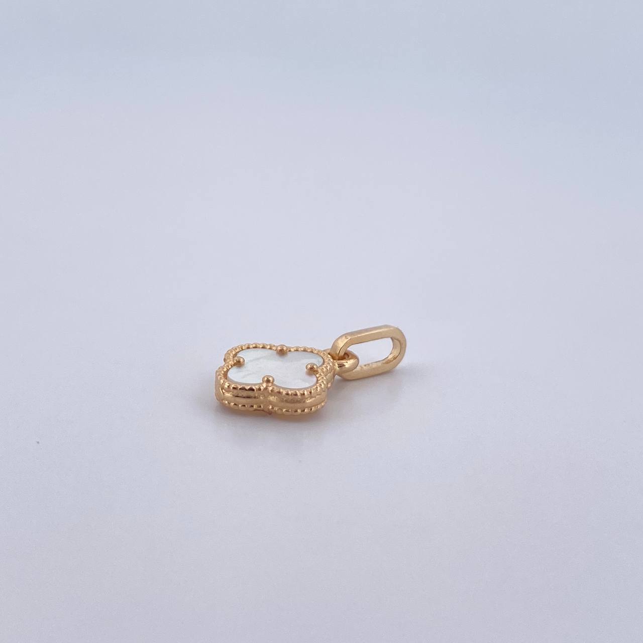 Dije Trebol 1.05gr / 1.7cm / Nacar Blanco Oro Amarillo Nac.Esp. 18K &
