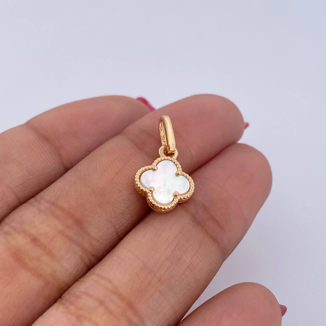 Dije Trebol 1.05gr / 1.7cm / Nacar Blanco Oro Amarillo Nac.Esp. 18K $