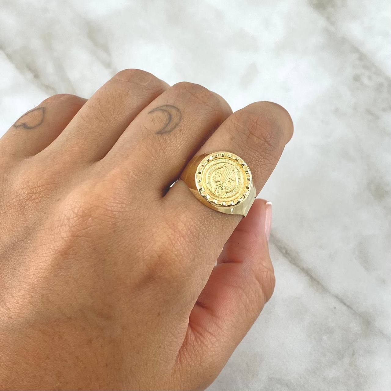 Anillo Sello San Benito 3.75gr / T9 / Borde Texturizado Oro Amarillo 18K