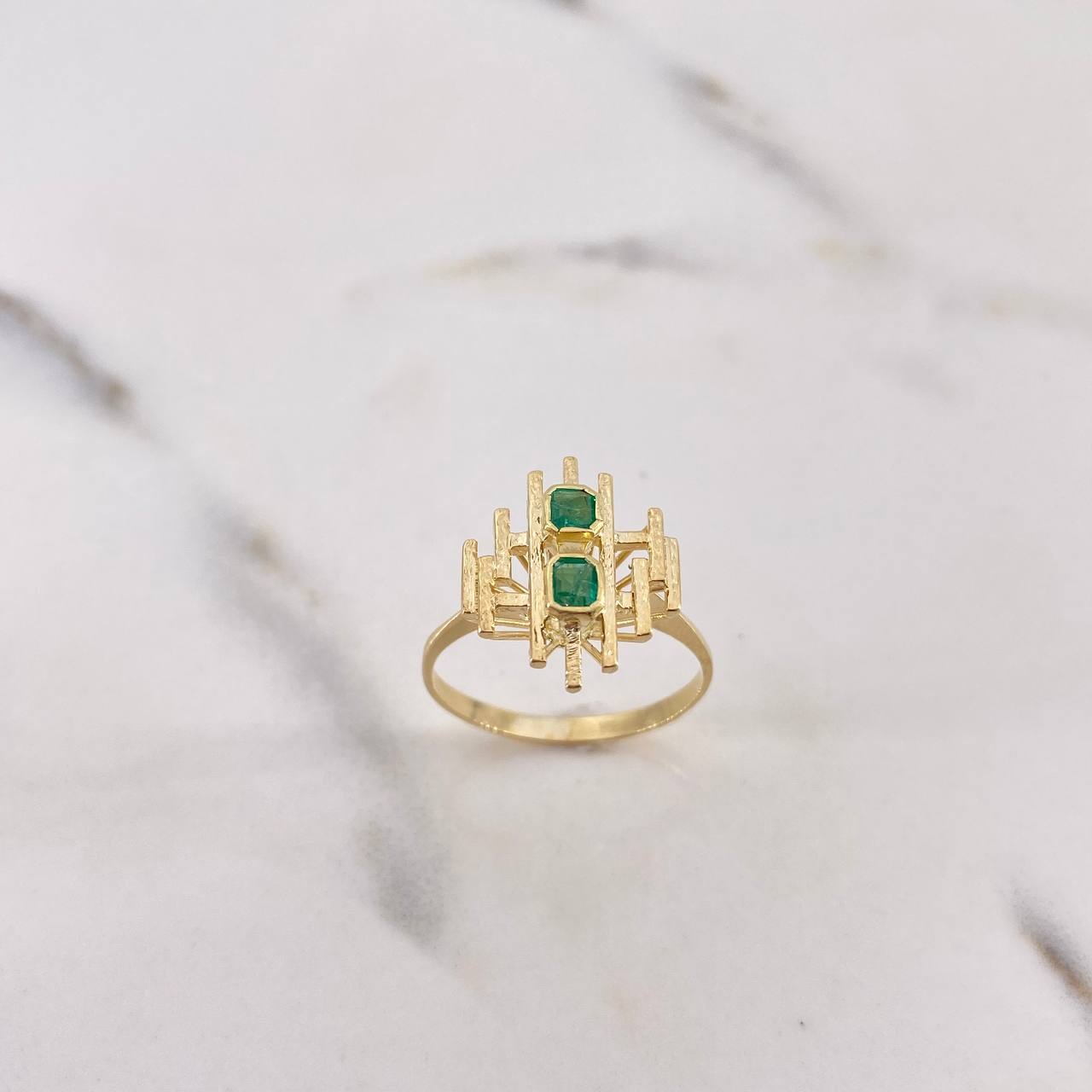 Anillo Lineas Verticales 3.25gr / T7 1/2 / Circones Verdes Oro Amarillo 18K &