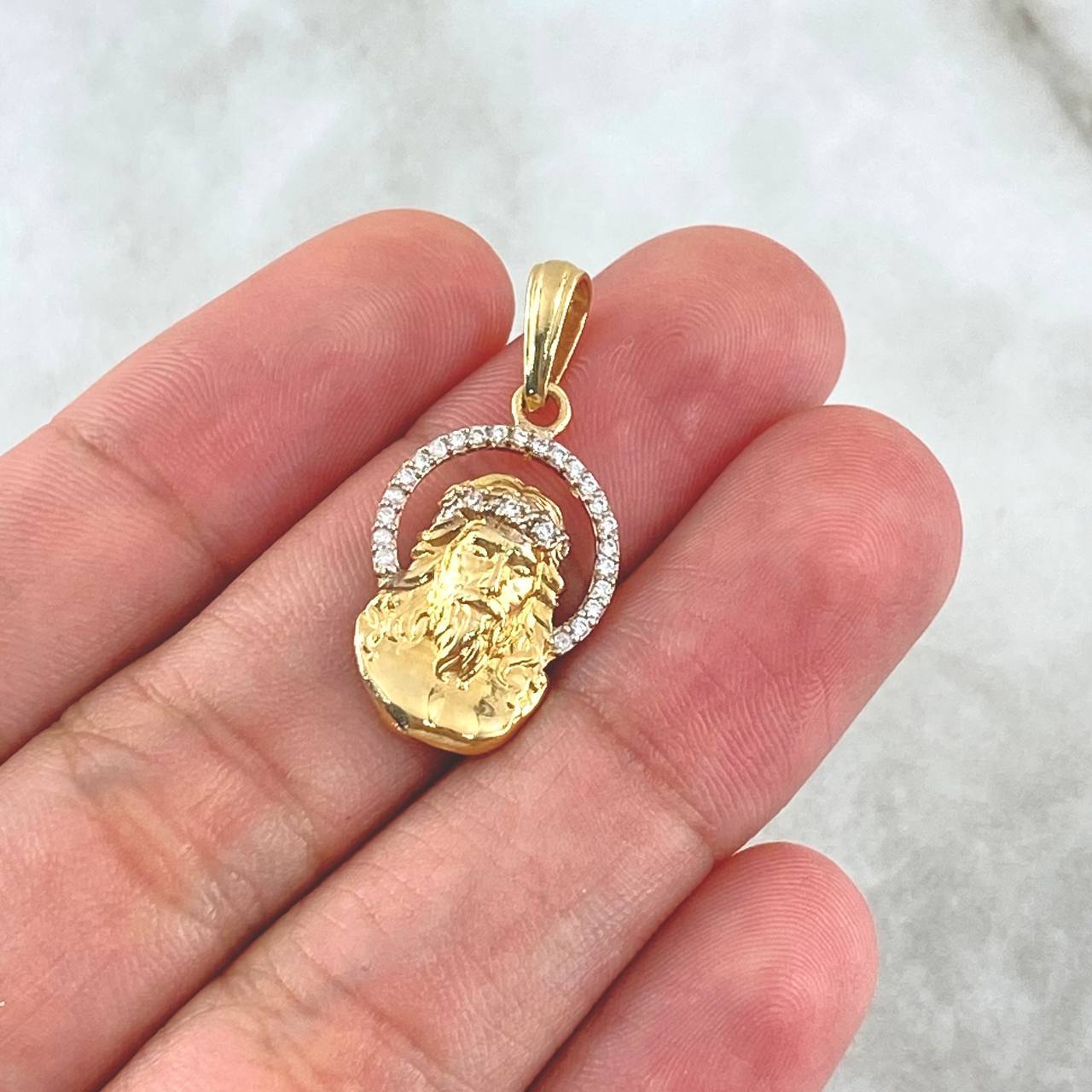 Dije Rostro Cristo 2.15gr / 2.6cm / Circones Blancos Oro Amarillo 18K
