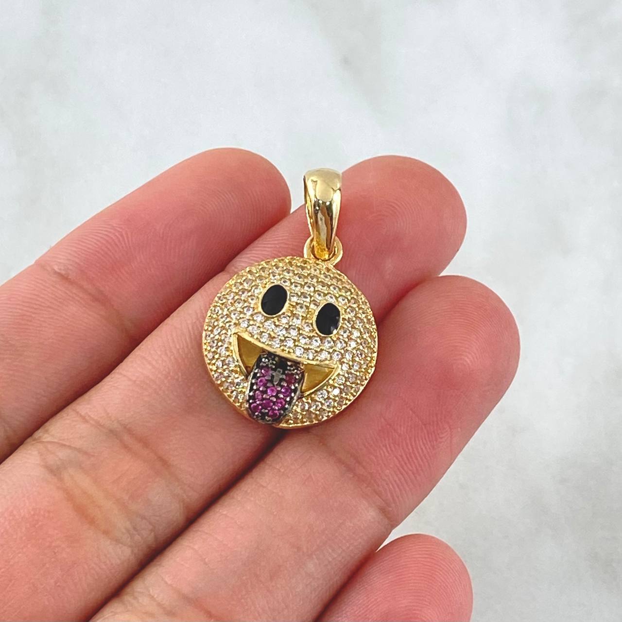 Dije Emoji Lengua Afuera 4.15gr / 2.6cm / Circones Blancos - Fucsias Oro Amarillo 18K