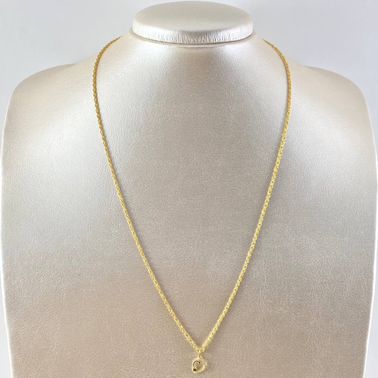 Set Cadena Lazo 1.3gr / 50cm / 1.5mm + Dije Corazón Estrella 0.35gr / 1.3cm Circones Blancos 1.65gr Oro Amarillo 18K (Oferta) *