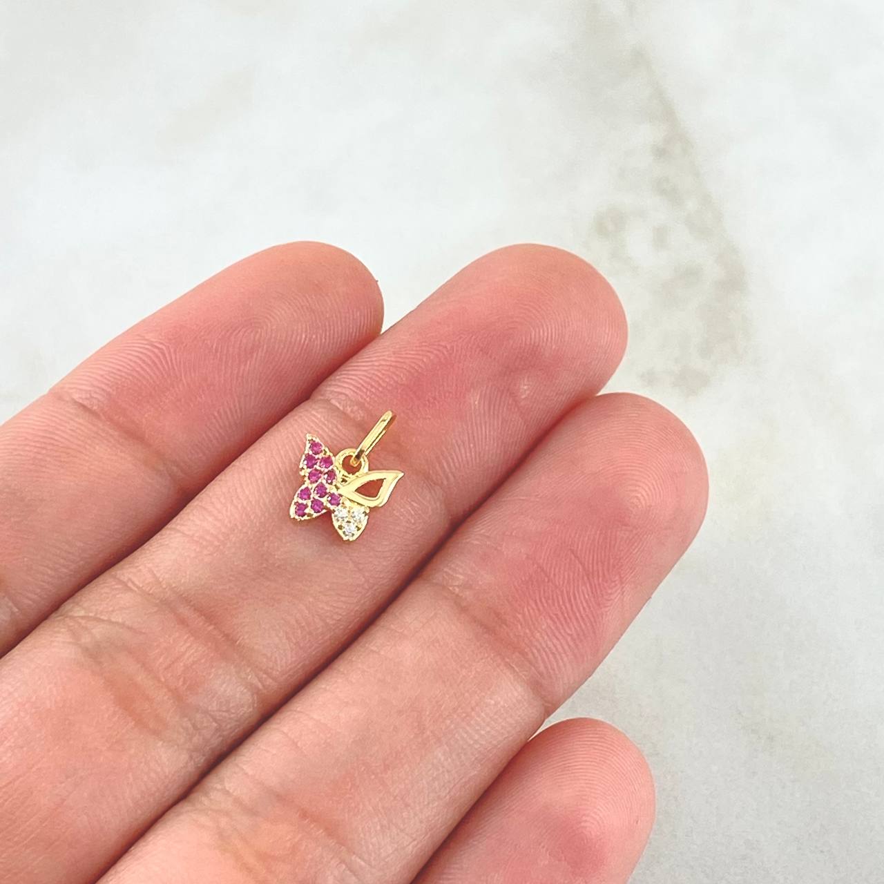 Dije Mariposa Parcial 0.4gr / 1cm / Circones Fucsias Y Blancos Oro Amarillo 18K ©