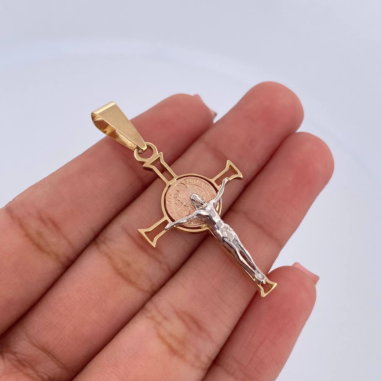 Dije Cruz Cristo San Benito 3.7gr / 4.4cm / Tres Oros 18K $