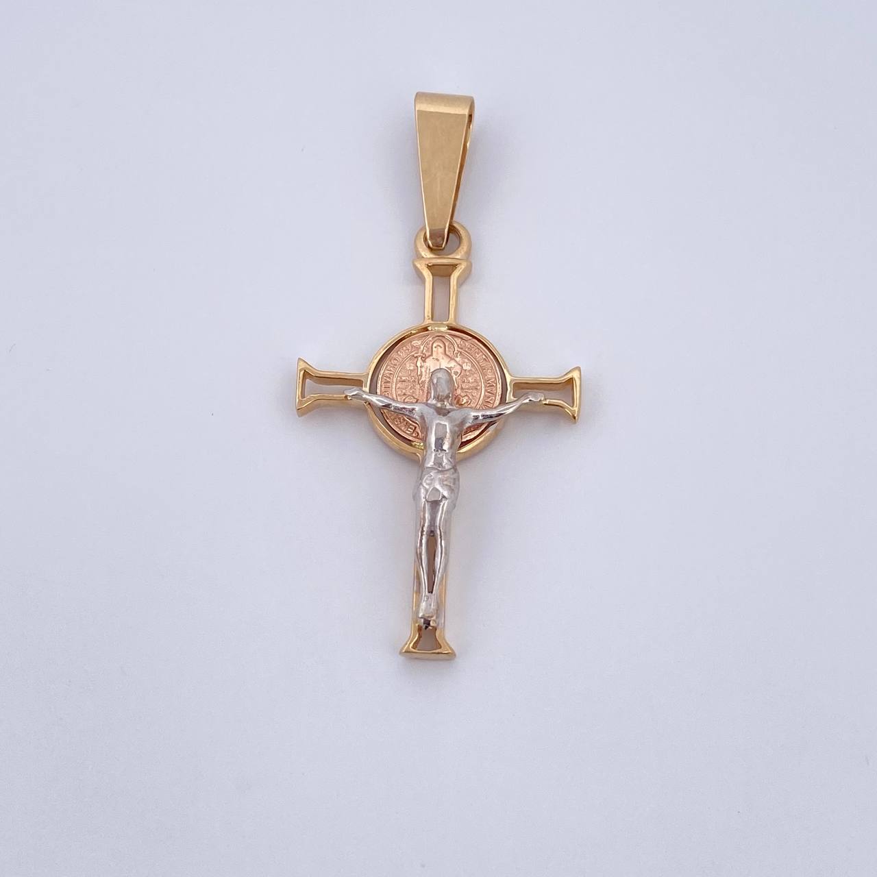 Dije Cruz Cristo 3.75gr / 4.6cm / San Benito Tres Oros 18K $