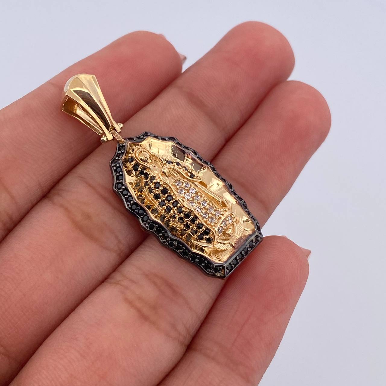 Dije Virgen Guadalupe 5.9gr / 3.7cm / Circones Negros Blancos Dos Oros Amarillo Negro 18K $