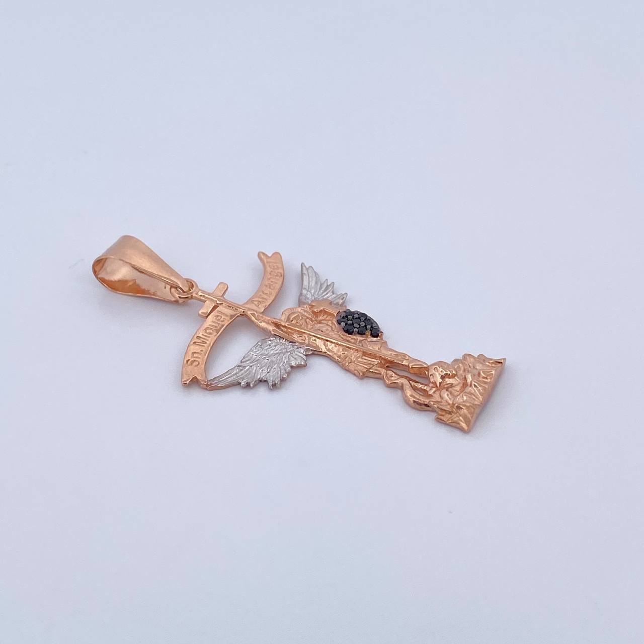 Dije San Miguel Arcangel 2.45gr / 4.1cm / Circones Negros Tres Oros 18K $