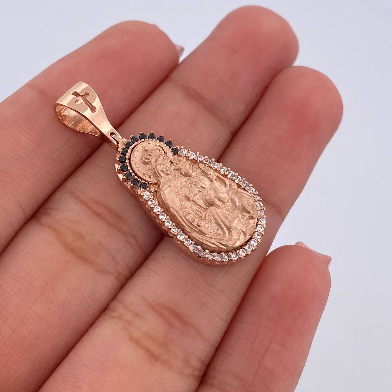 Dije Virgen Del Carmen 5.65gr / 3.1cm / Circones Negros Blancos Oro Rosa 18K $