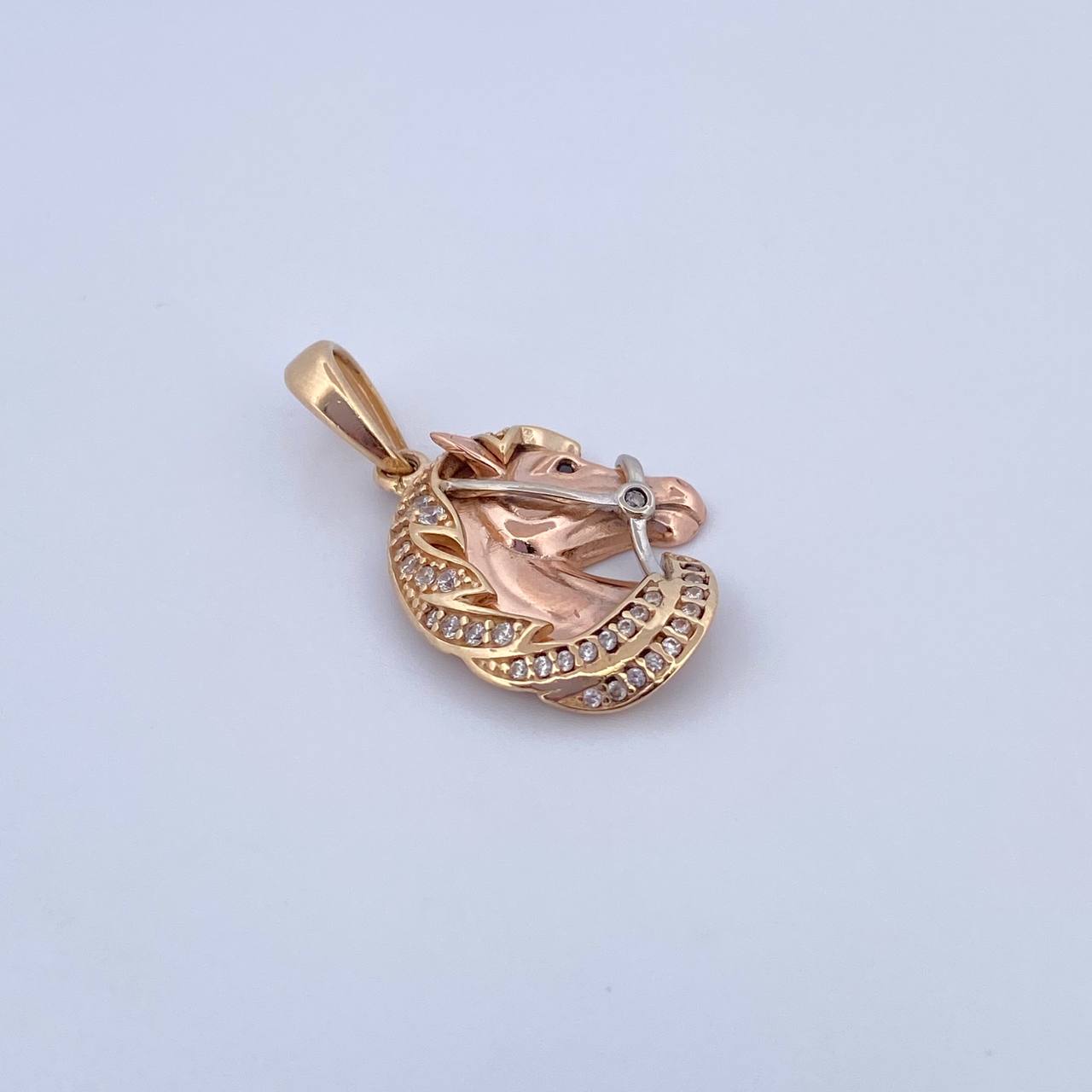 Dije Caballo 4.7gr / 2.8cm / Circones Negro Blancos Tres Oros 18K $