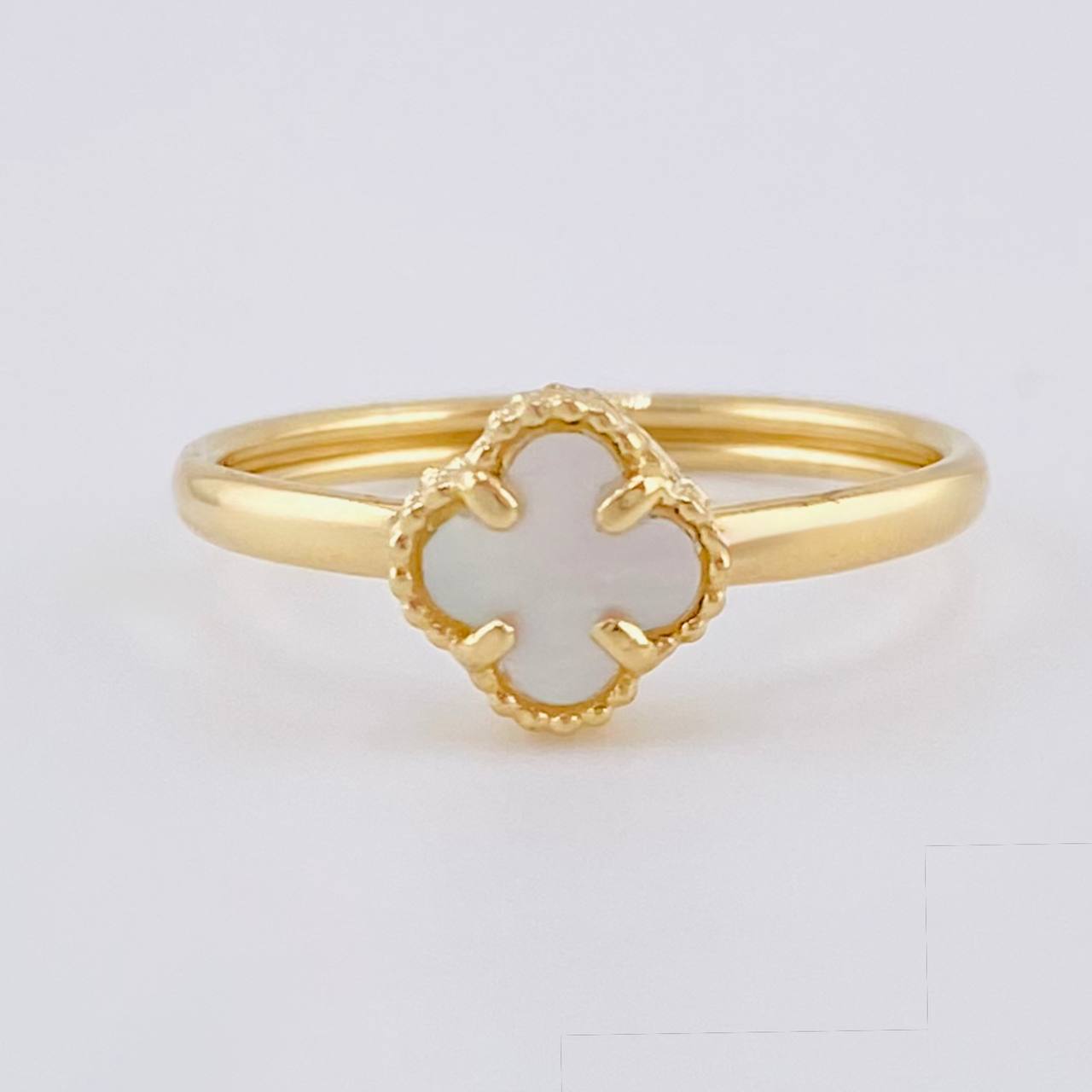 Anillo Trebol Nacar Blanco 1.2 g / T7 3/4 Oro Amarillo 18K