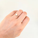 Anillo Trebol Nacar Blanco 1.2 g / T6 3/4 Oro Amarillo 18K