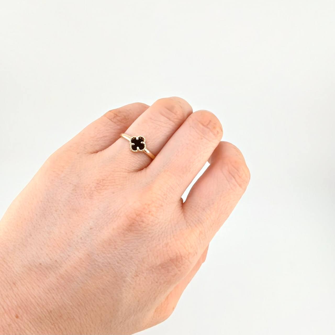 Anillo Trebol Onix Negro 1.15 g / T6 3/4 Oro Amarillo 18K