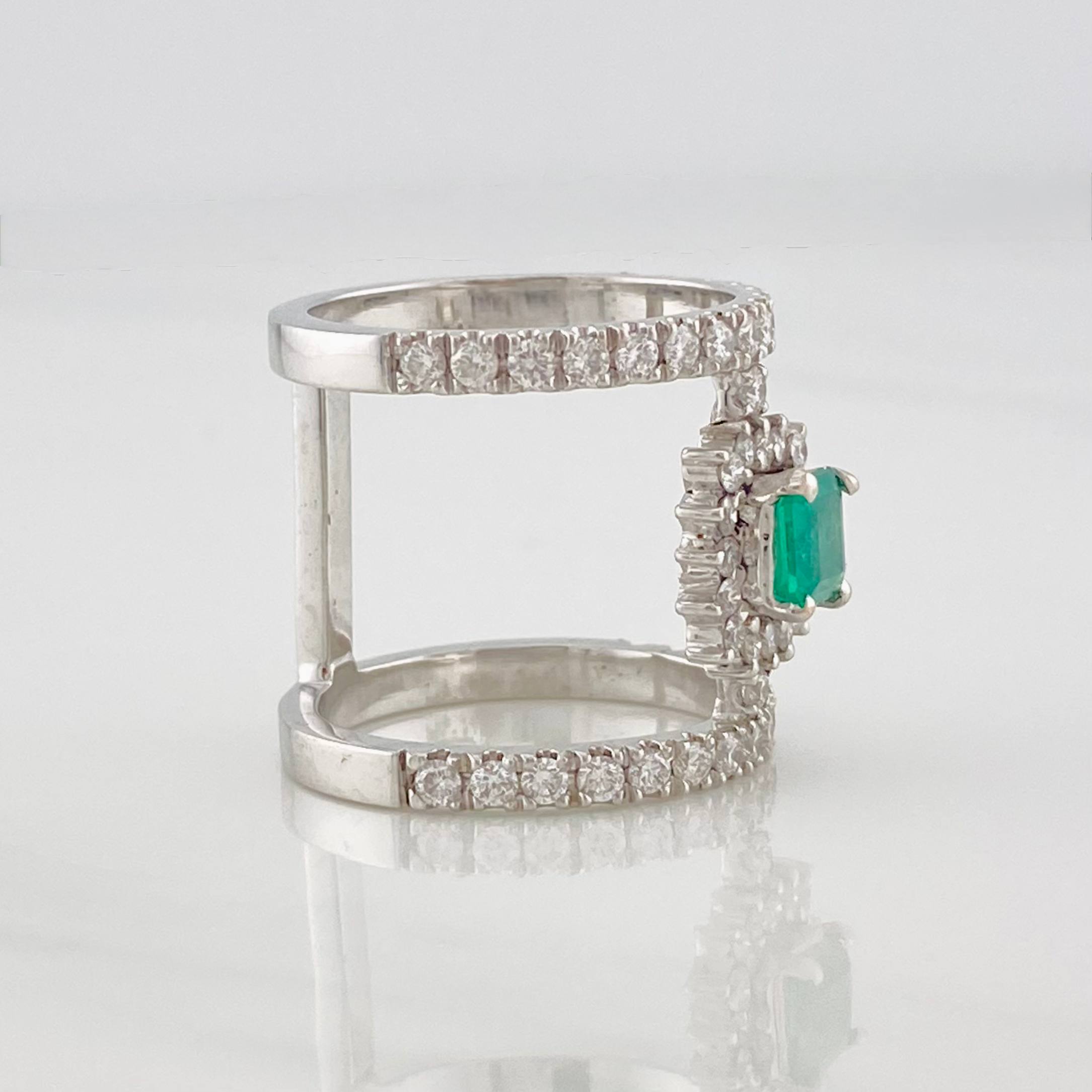 Anillo Halo Doble Esmeralda 50pts Diamantes 40qts 7.85g / T6 1/4 Oro Blanco 18K
