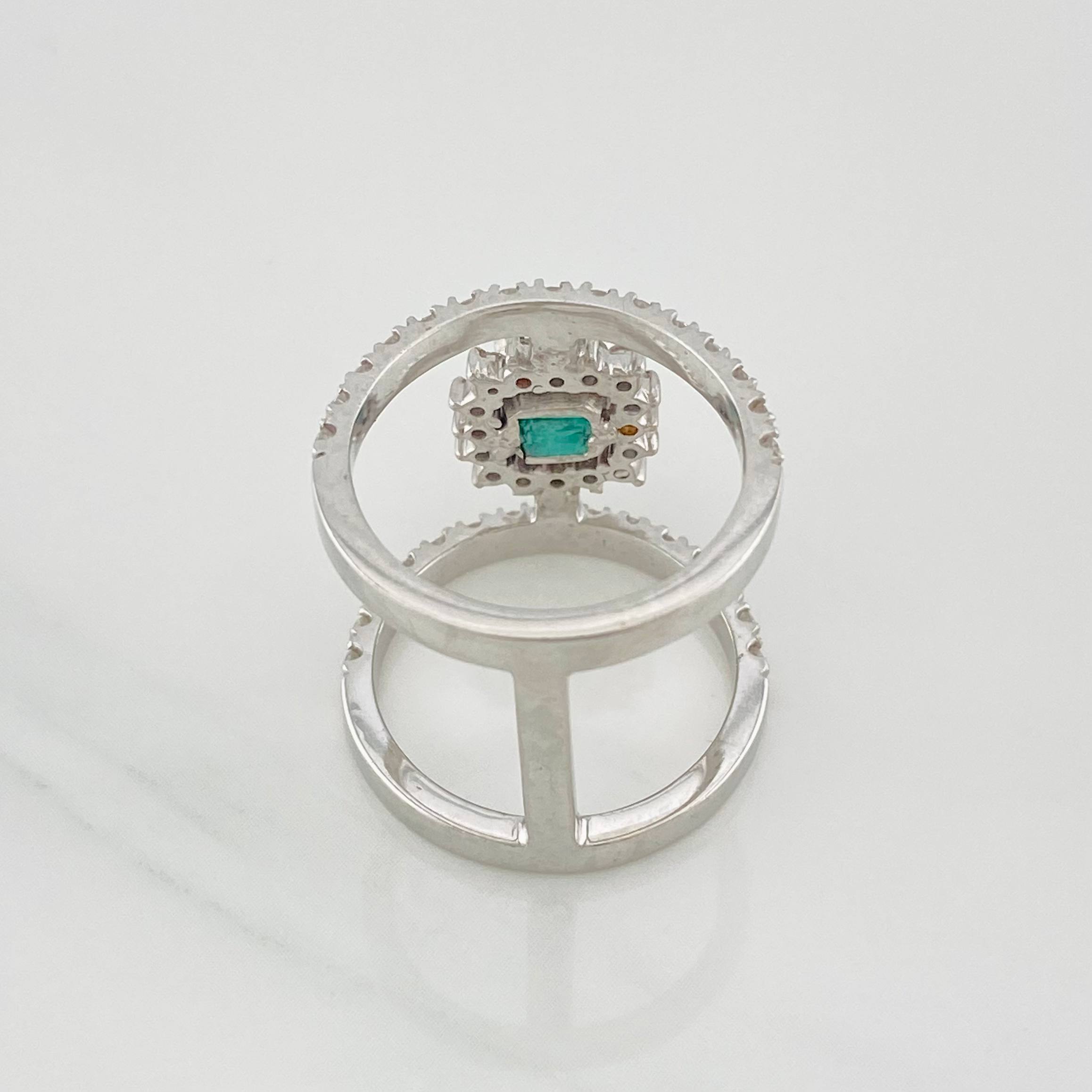 Anillo Halo Doble Esmeralda 50pts Diamantes 40qts 7.85g / T6 1/4 Oro Blanco 18K