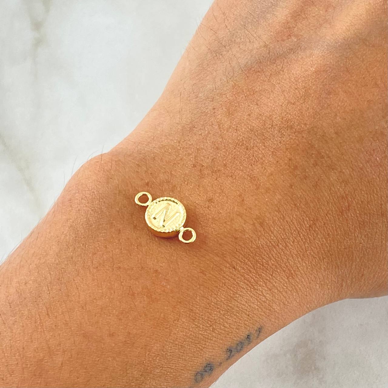 Herraje Letra N 0.45gr / 1.5cm / Circulo Bordeado Oro Amarillo 18K
