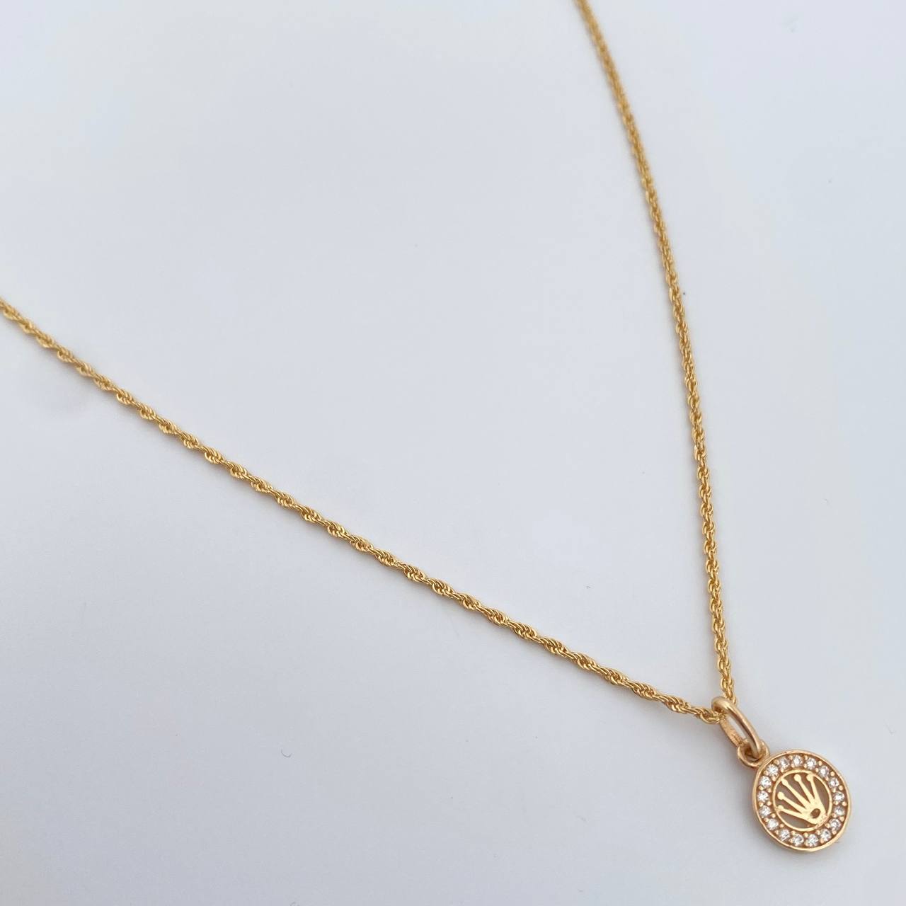 Set Cadena Lazo 0.9gr / 45cm / 1.2mm + Dije Corona RX 0.7gr / 1.4cm Circones Blancos Oro Amarillo 18K (Oferta) &