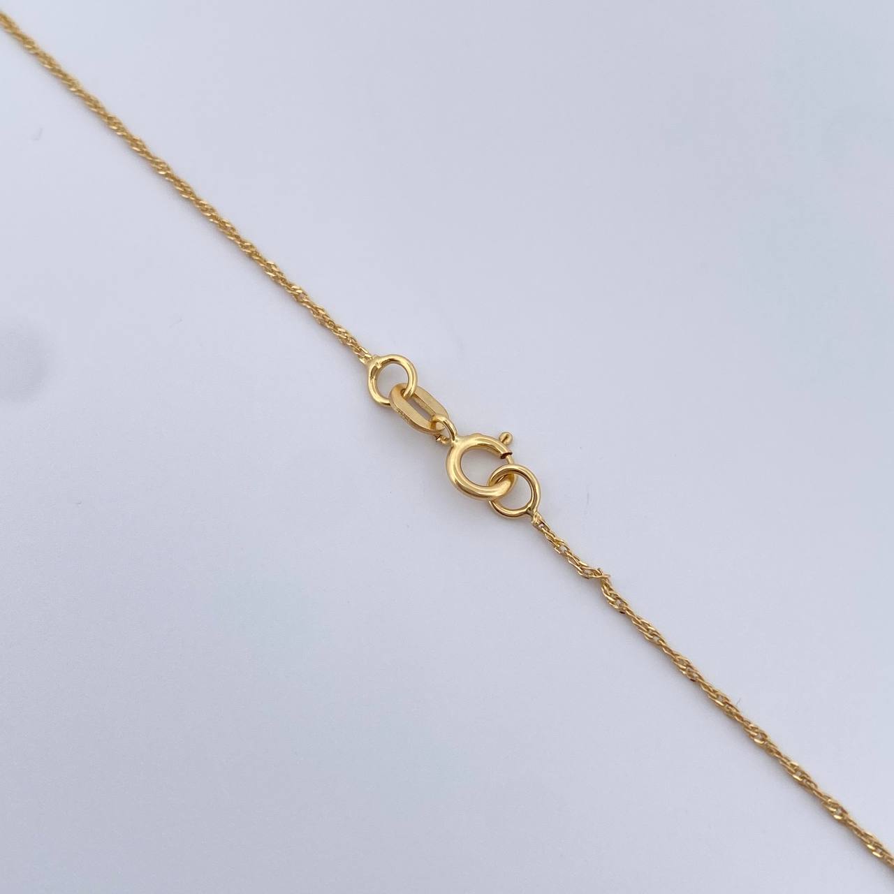 Set Cadena Singapur 1.05gr/ 45cm /0.6mm + Dije Virgen Maria 0.6gr /1.7cm / Circones Blancos Oro Amarillo 18K (Oferta) &