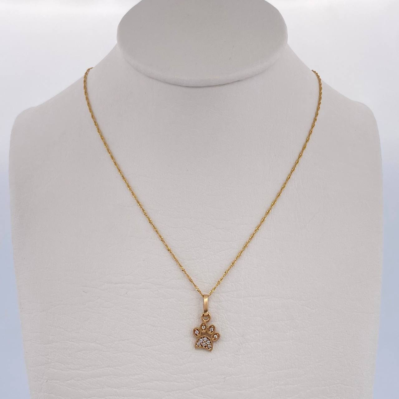 Set Cadena Singapur 1.15gr / 50cm / 0.6mm + Dije Huella 0.45gr / 1.4cm Circones Blancos  Oro Amarillo 18K (Oferta) &