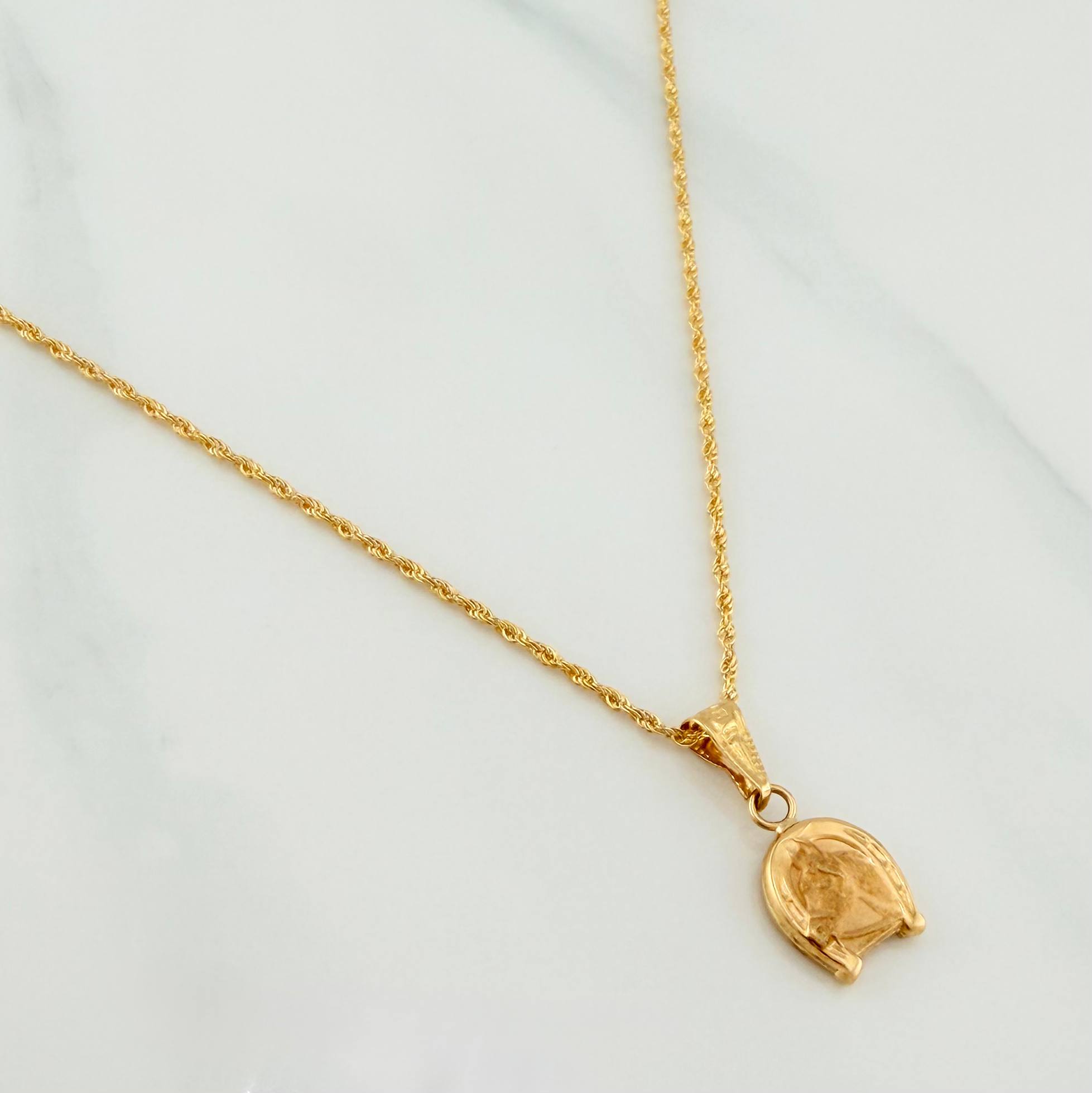 Set Cadena Lazo + Dije Herradura De Caballo / 1.8gr / 60 cm Oro Amarillo 18K