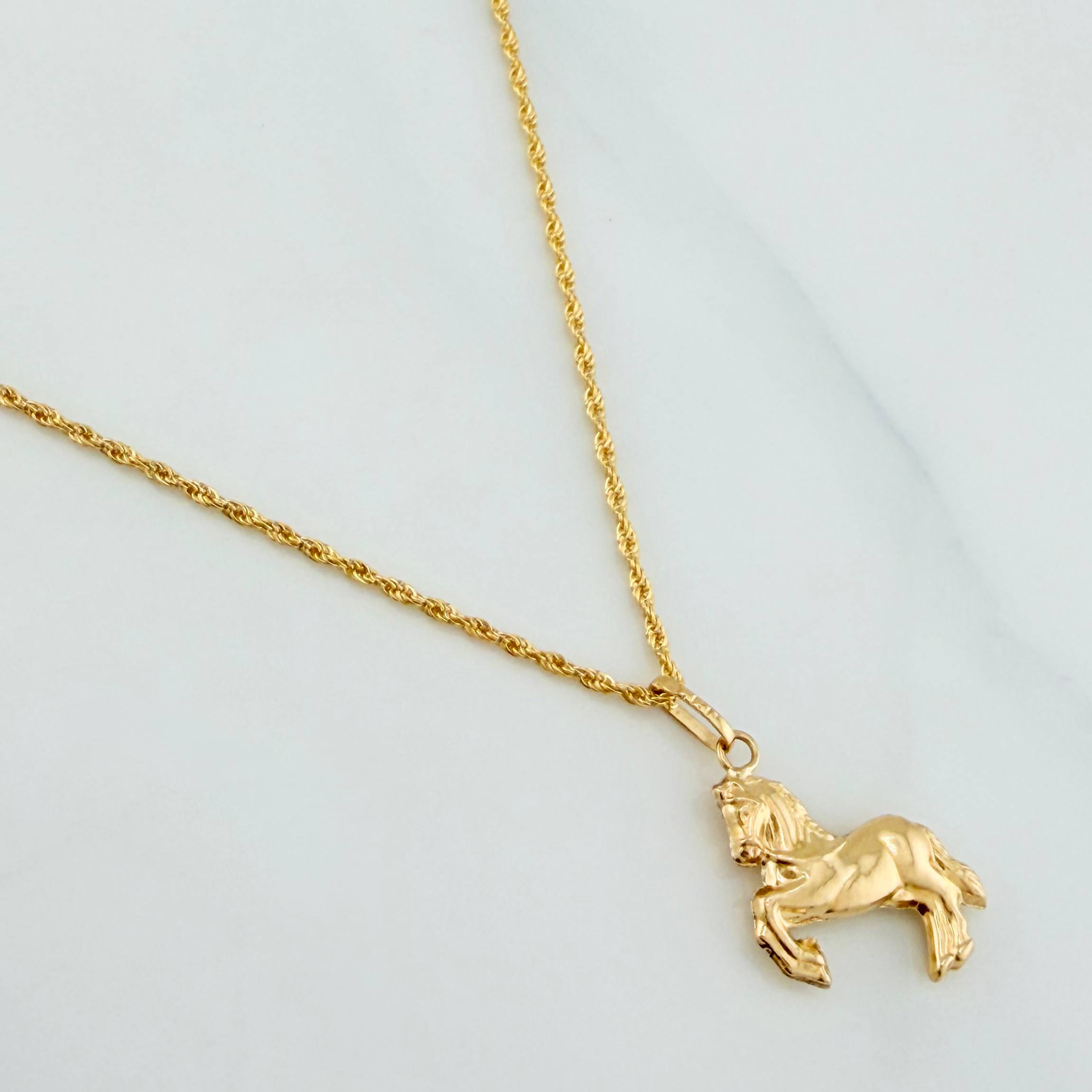 Set Cadena Lazo + Dije Caballo / 2.1gr / 60 cm Oro Amarillo 18K
