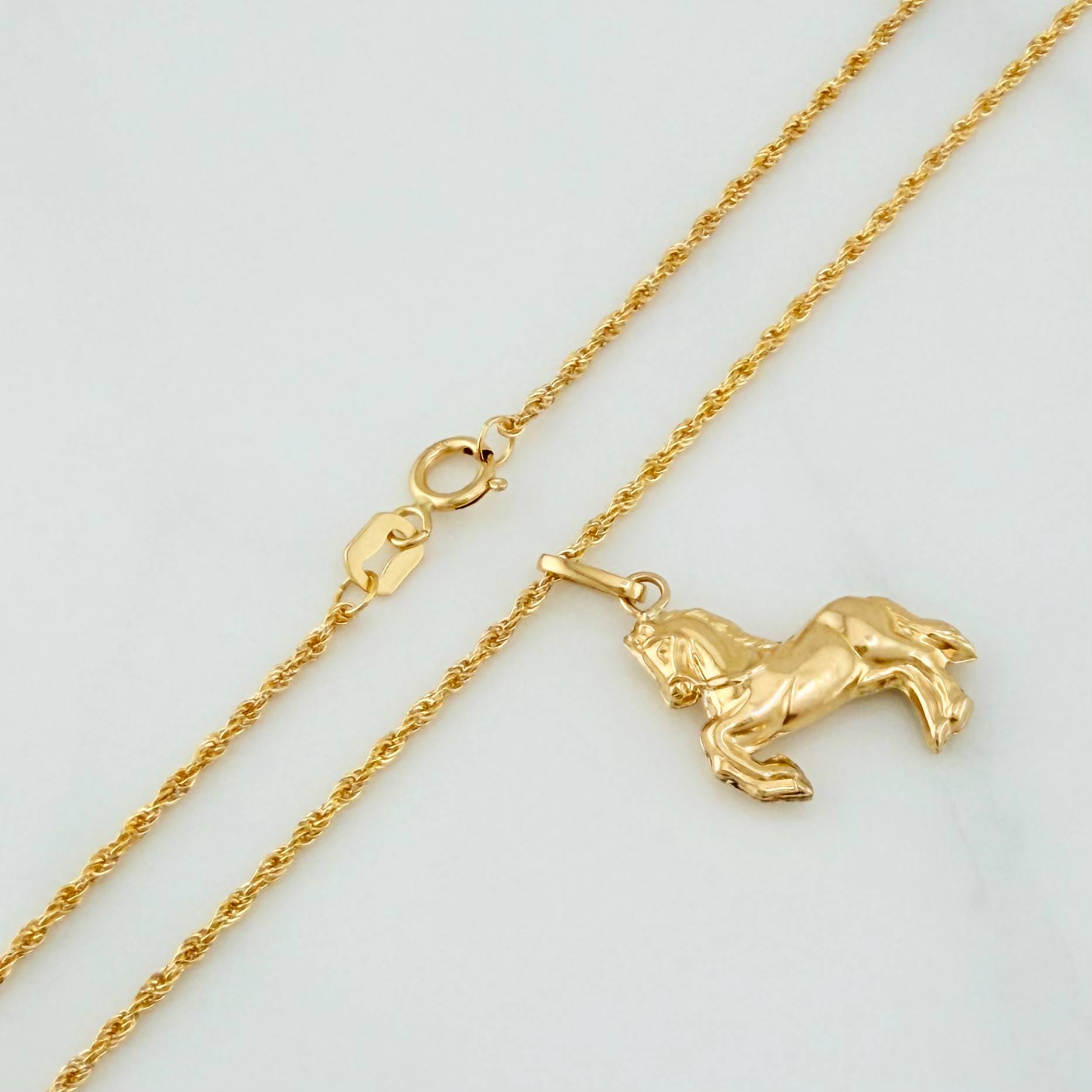 Set Cadena Lazo + Dije Caballo / 2.1gr / 60 cm Oro Amarillo 18K
