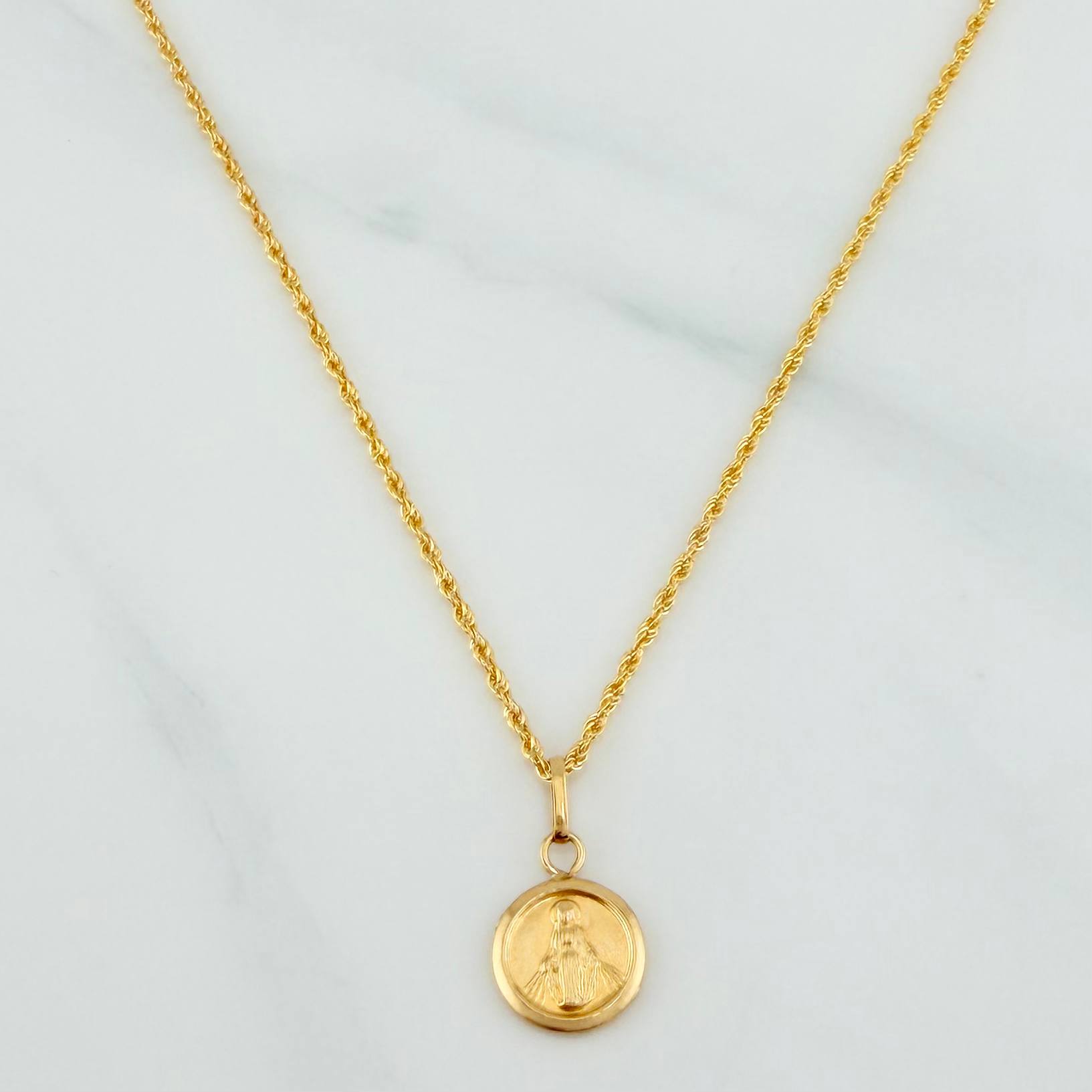 Set Cadena Lazo + Dije Virgen Milagrosa / 1.45gr / 50 cm Oro Amarillo 18K