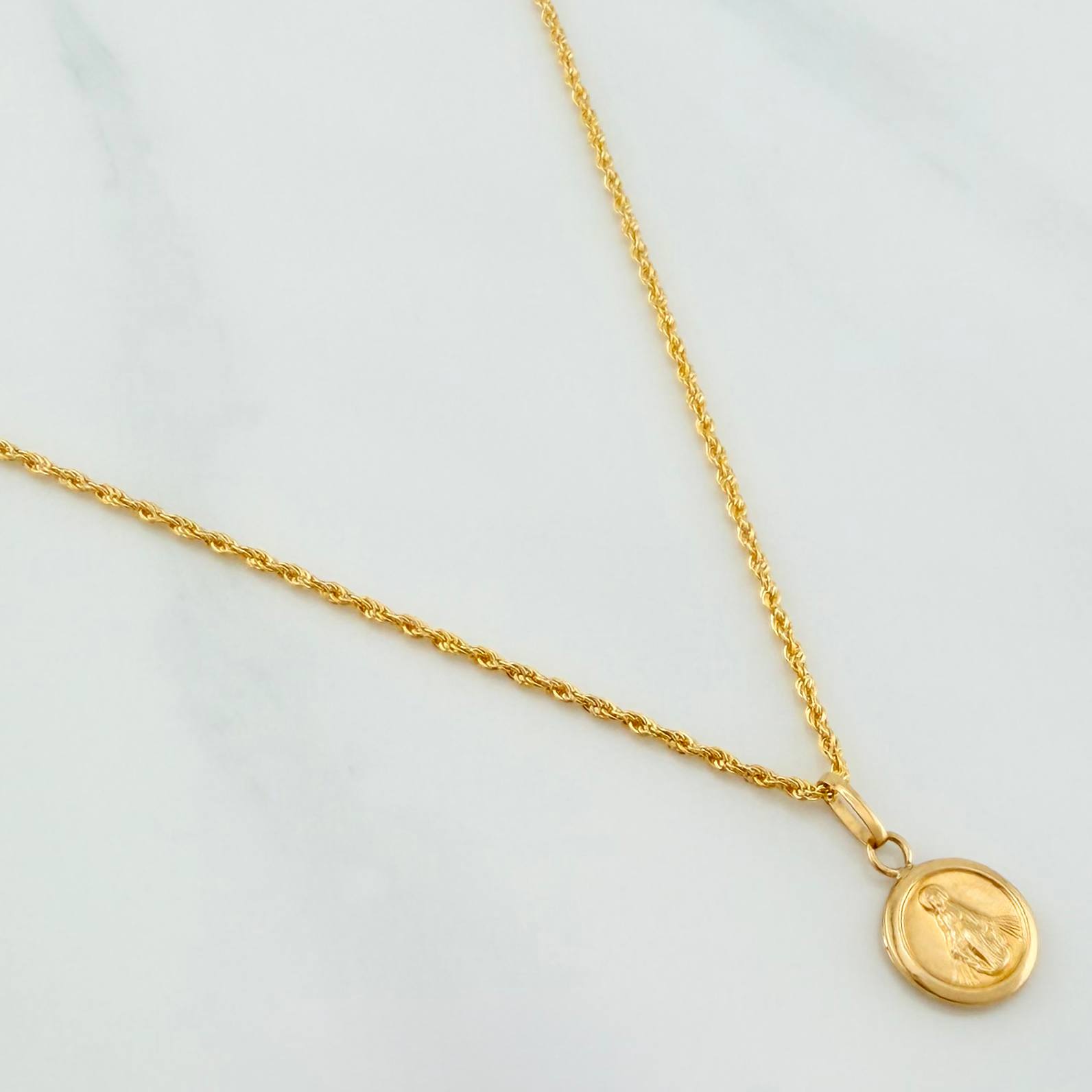 Set Cadena Lazo + Dije Virgen Milagrosa / 1.45gr / 50 cm Oro Amarillo 18K