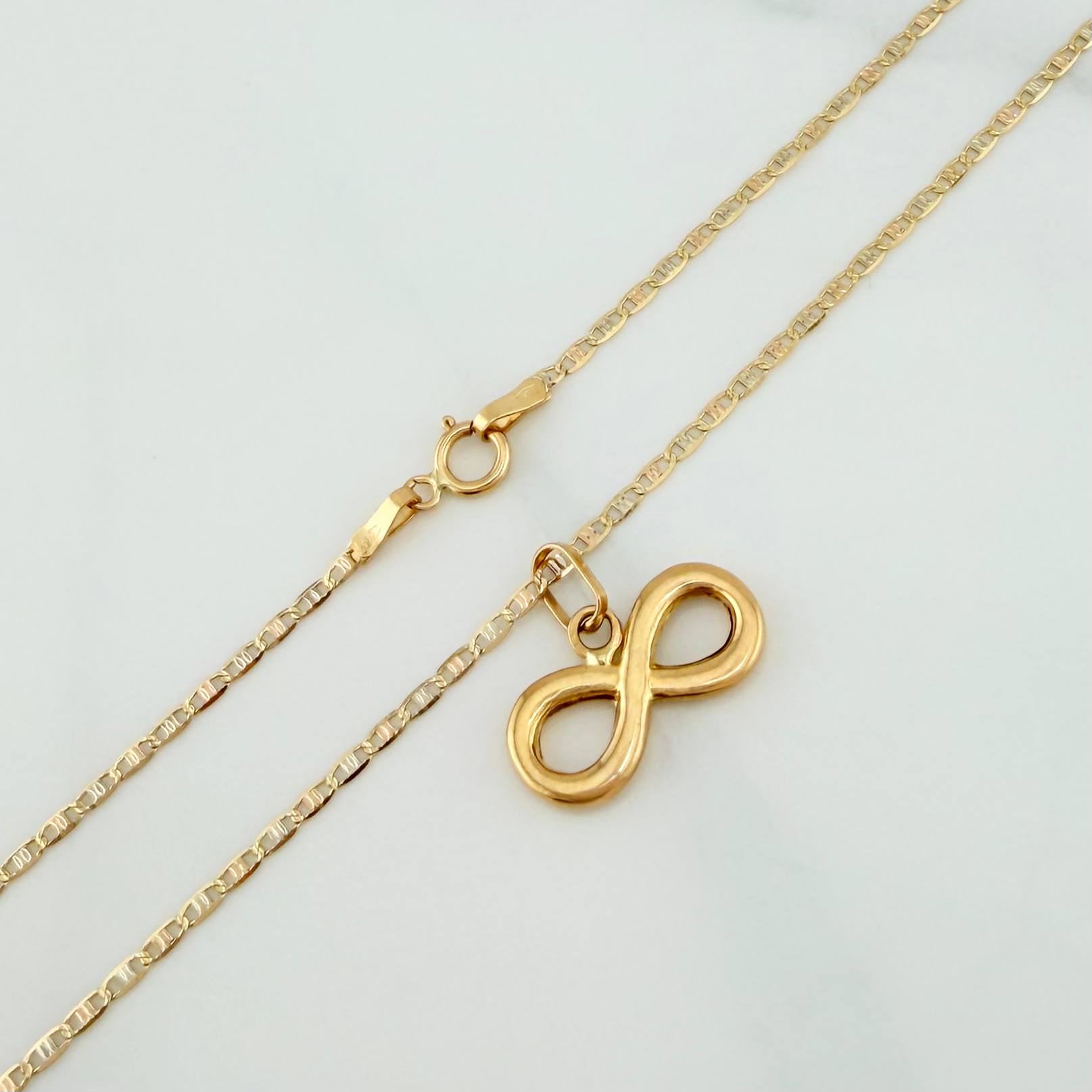 Set Cadena Escalera Plana + Dije Infinito / 2.15gr / 50 cm Tres Oros 18K